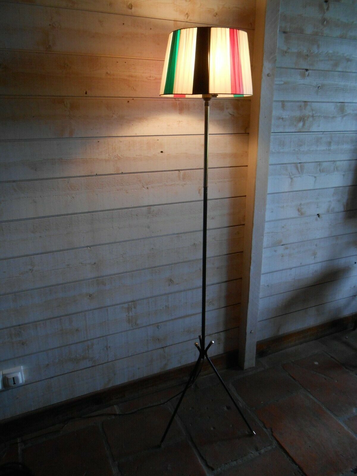 Vintage tripode lamppost