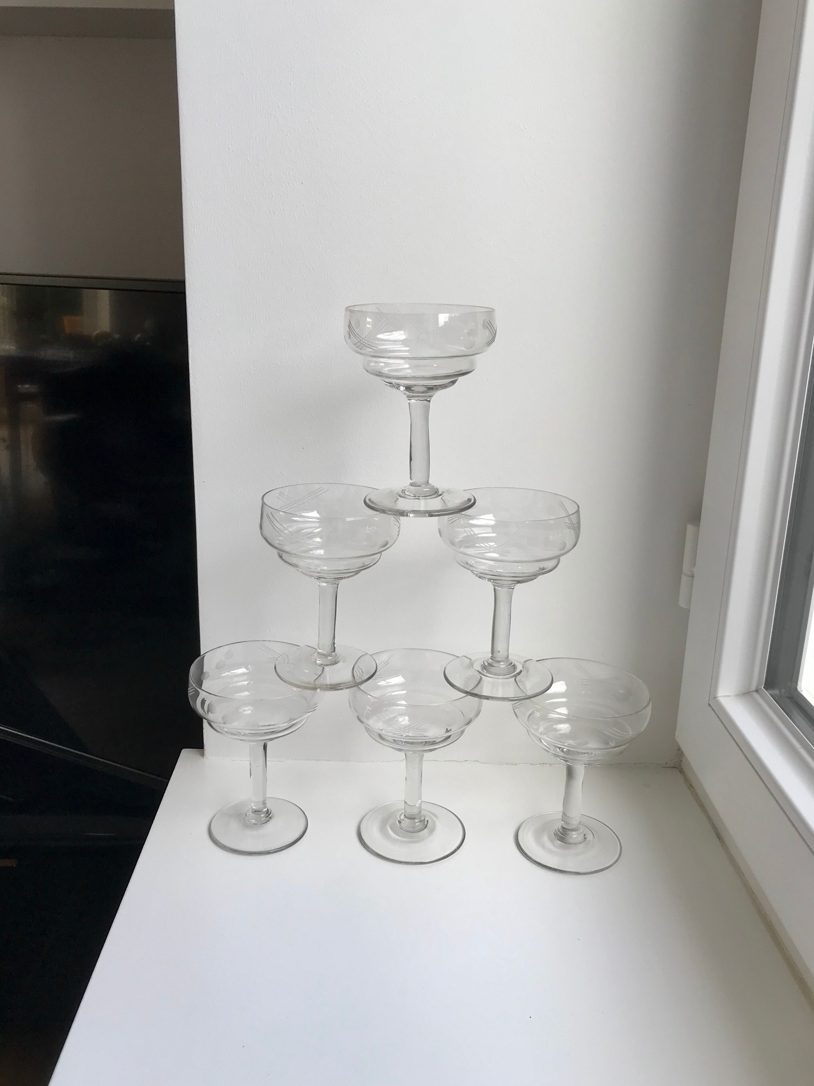 Set of 6 small champagne glasses in crystal engraved 50s