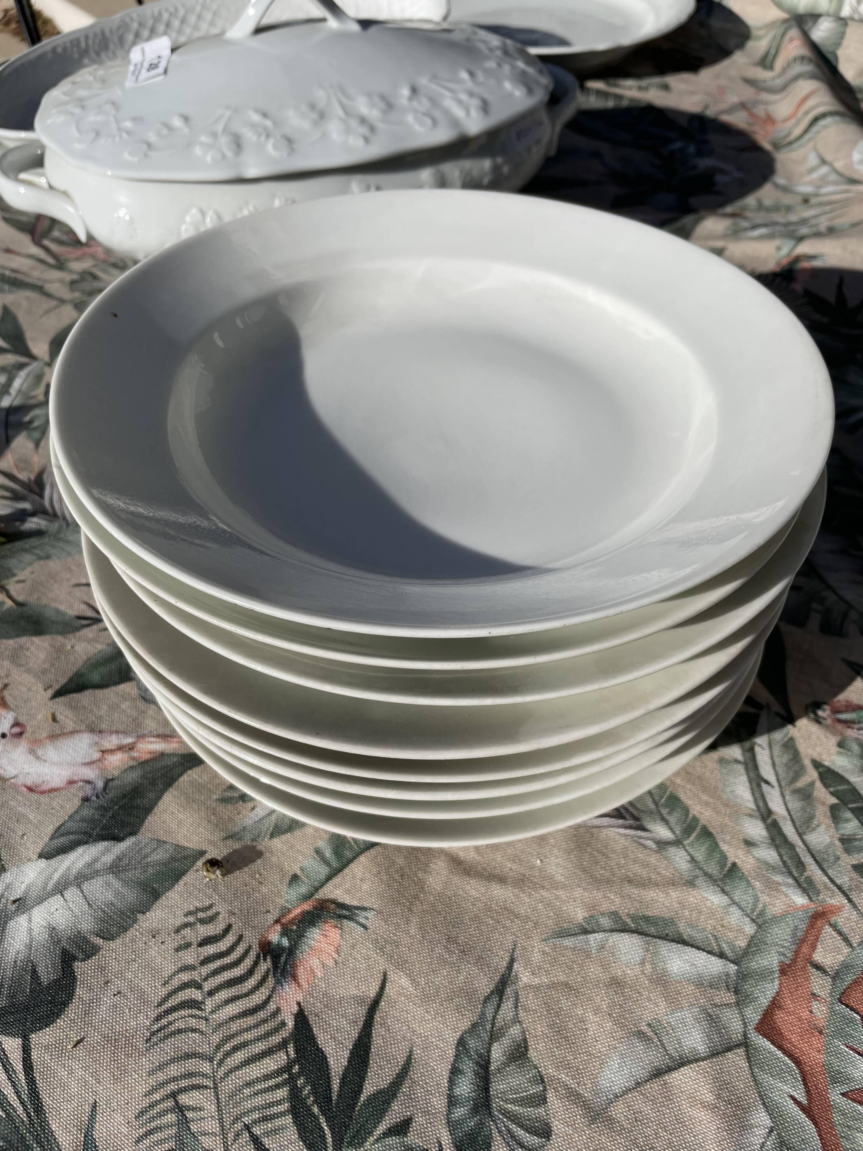 8 assiettes creuses porcelaine blanche