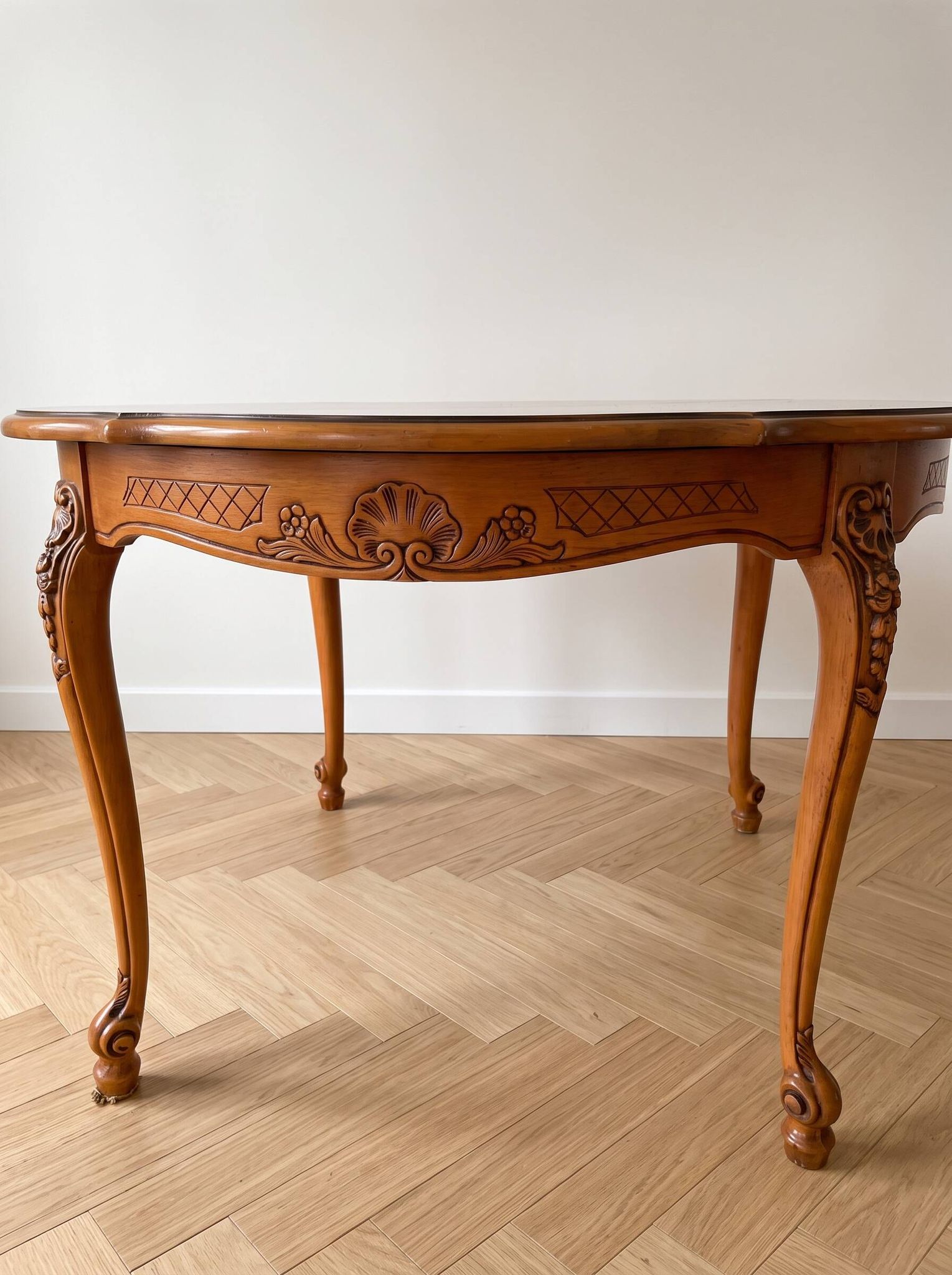 Table de salle à manger ronde Louis XV en merisier massif