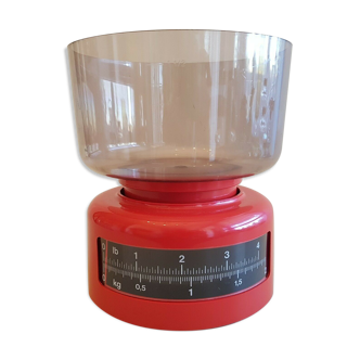 Kitchen scale in plastic red vintage round circular 4 kg