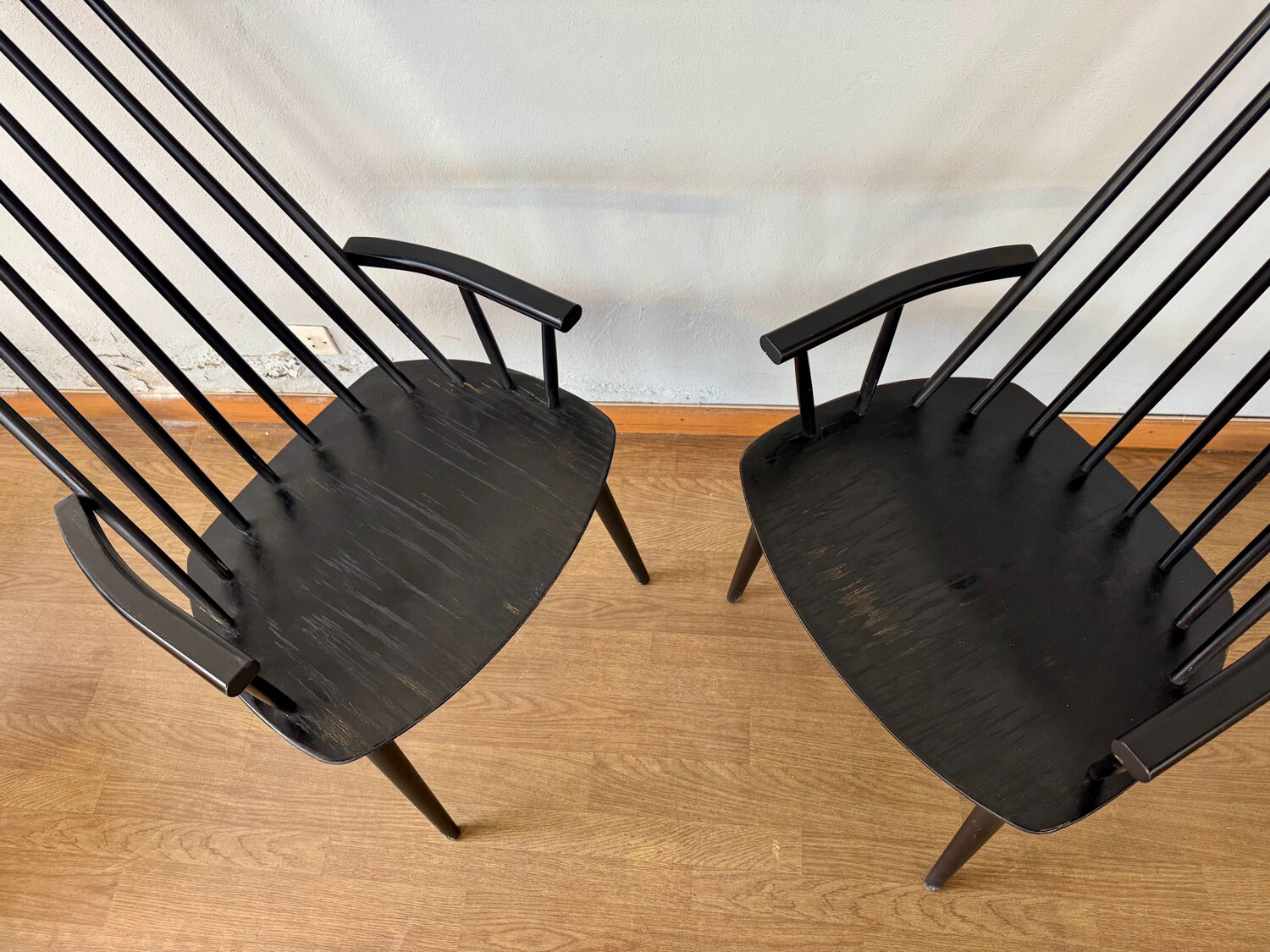 Armchair with armrests and Scandinavian bridge slats