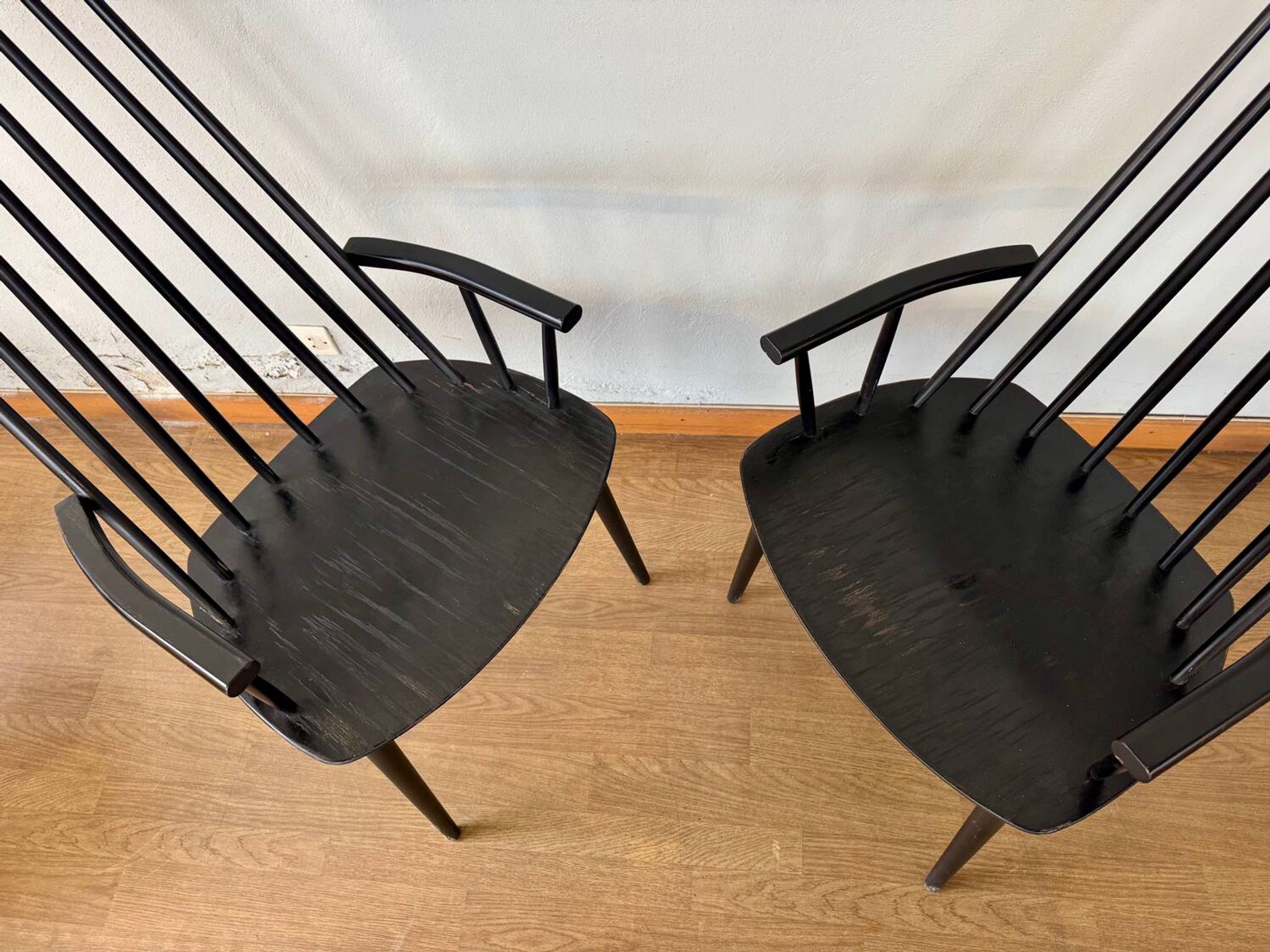 Armchair with armrests and Scandinavian bridge slats