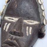 Masque Dan tribal en bois et cauris, Afrique de l’Ouest, 27 cm