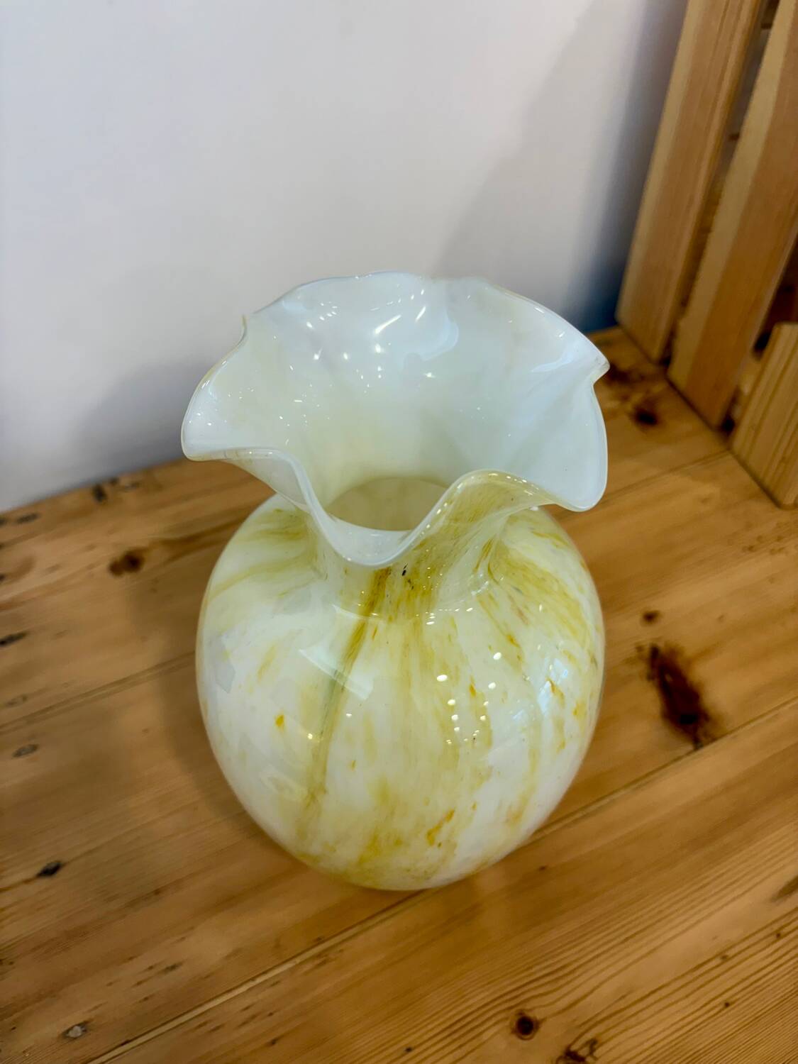 Vase en verre soufflé à collerette