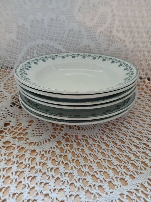 6 assiettes anciennes en Terre de fer