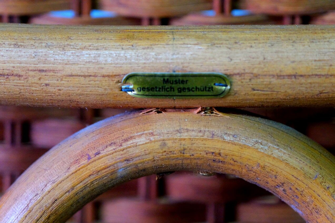 Rocking chair et table d’appoint en bambou de FM, années 1950