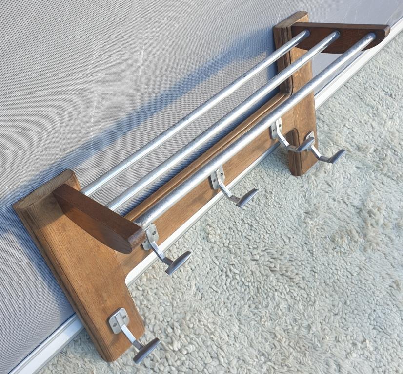 Wall-mounted entrance cloakroom in H with 5 hooks and hat racks