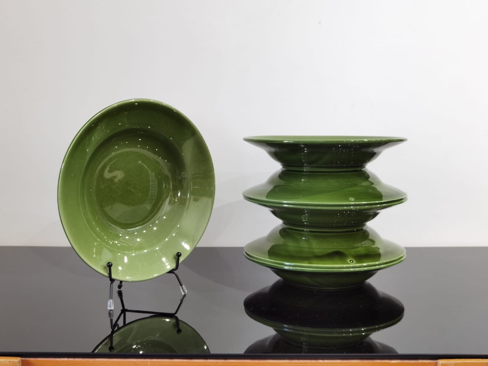 Hollow plates in glazed glazed ceramic green