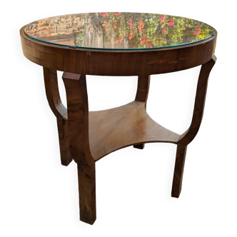 Round coffee table