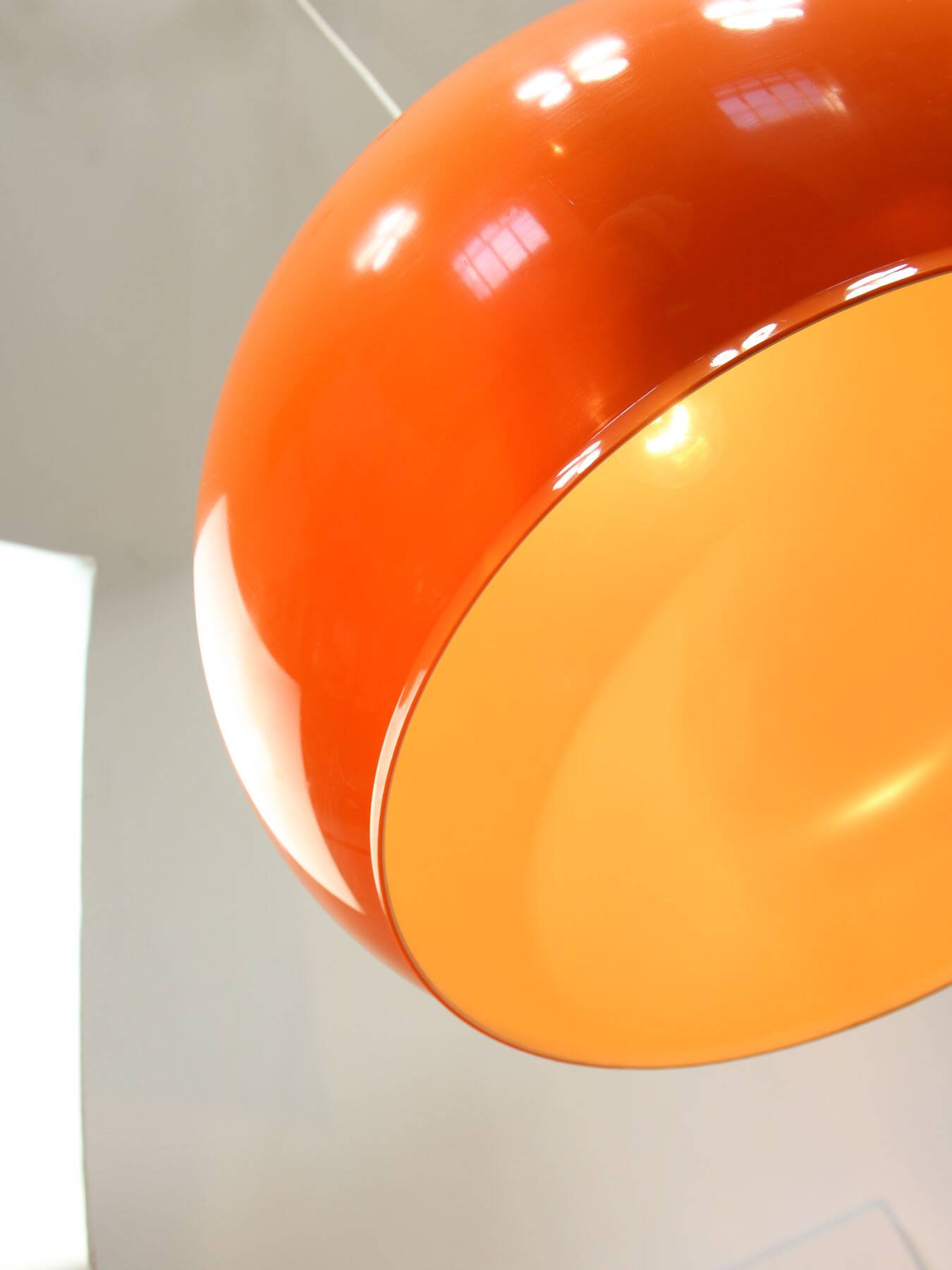 Suspension géante orange Space Age de Guzzini, années 70