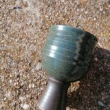 Tasses gobelets en grès sur pied originales signées.