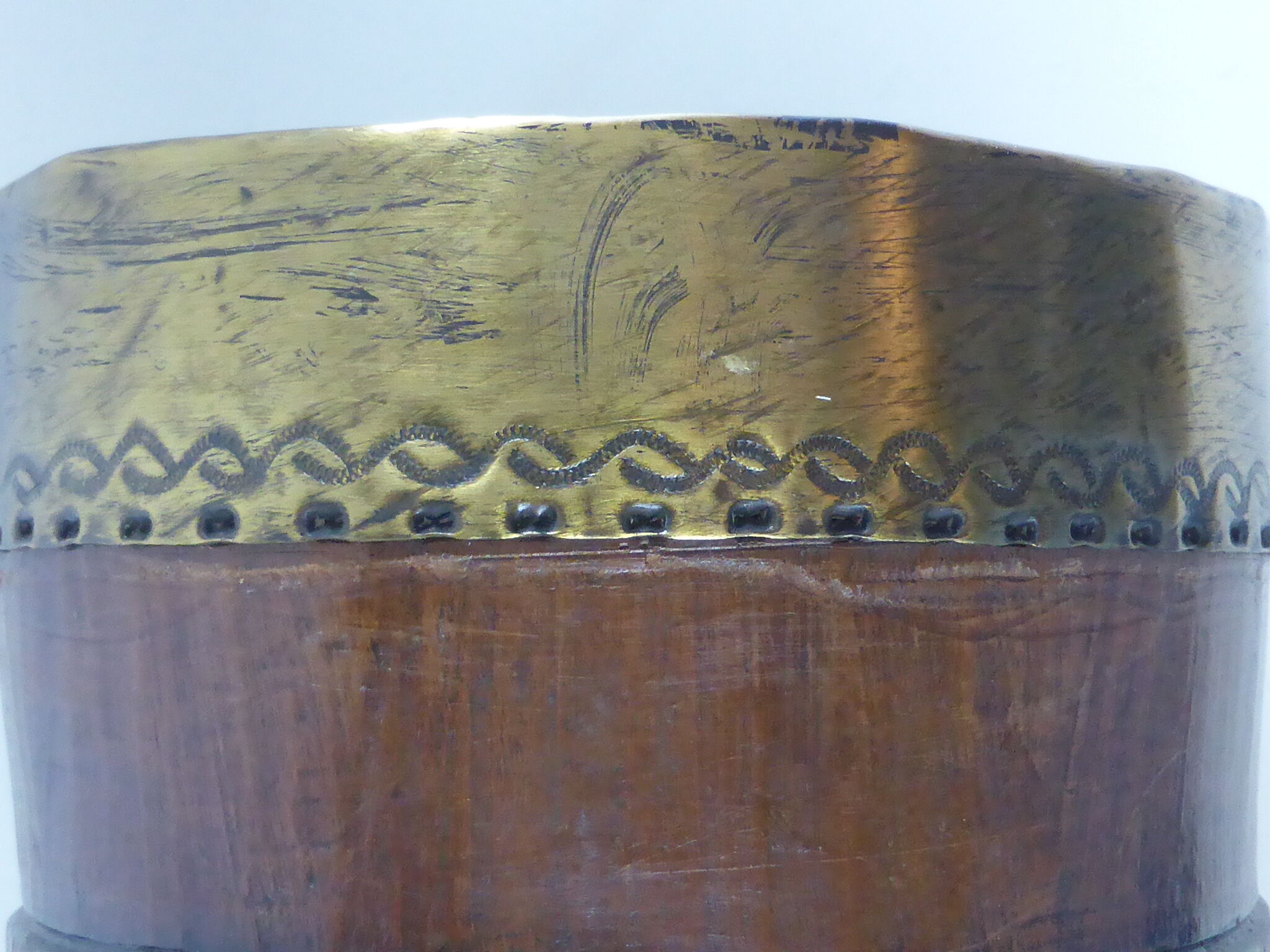 Mortier en bois sculpté orné de cerclages de laiton gravé de motifs stylisés-Bénin déb.20è