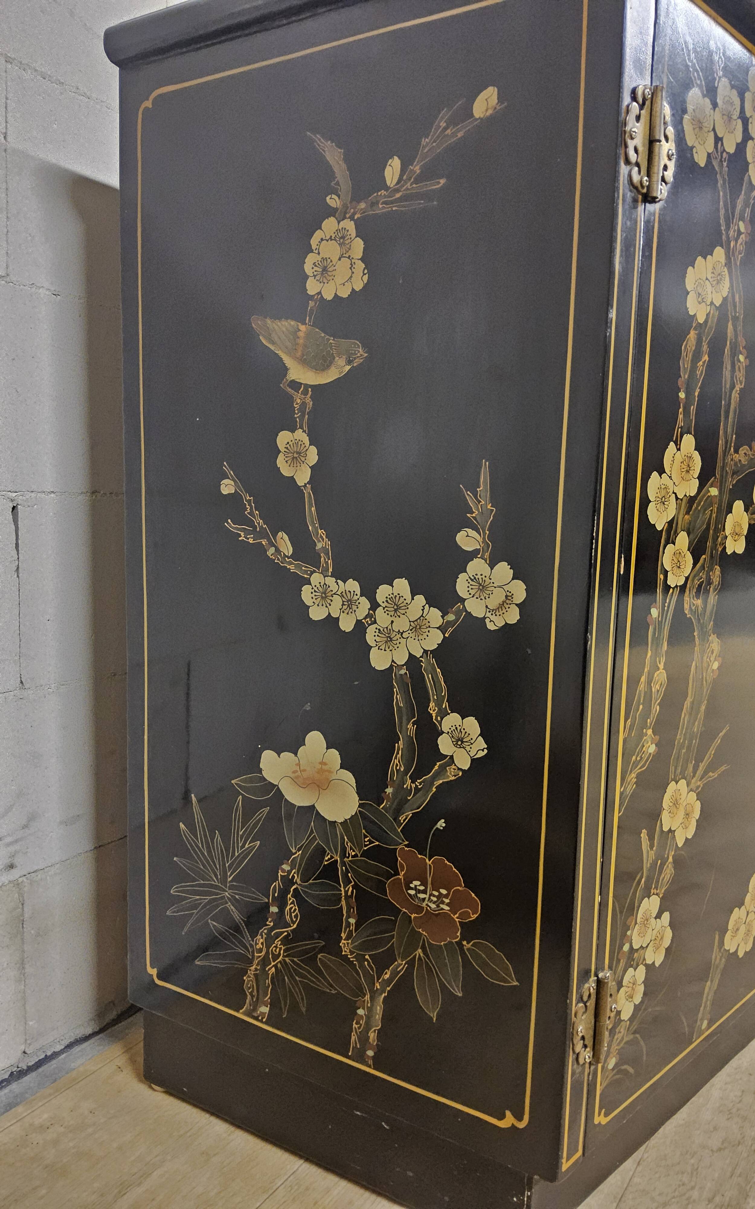 Vintage Chinese sideboard / lacquer cabinet (black / birds) Bohemian