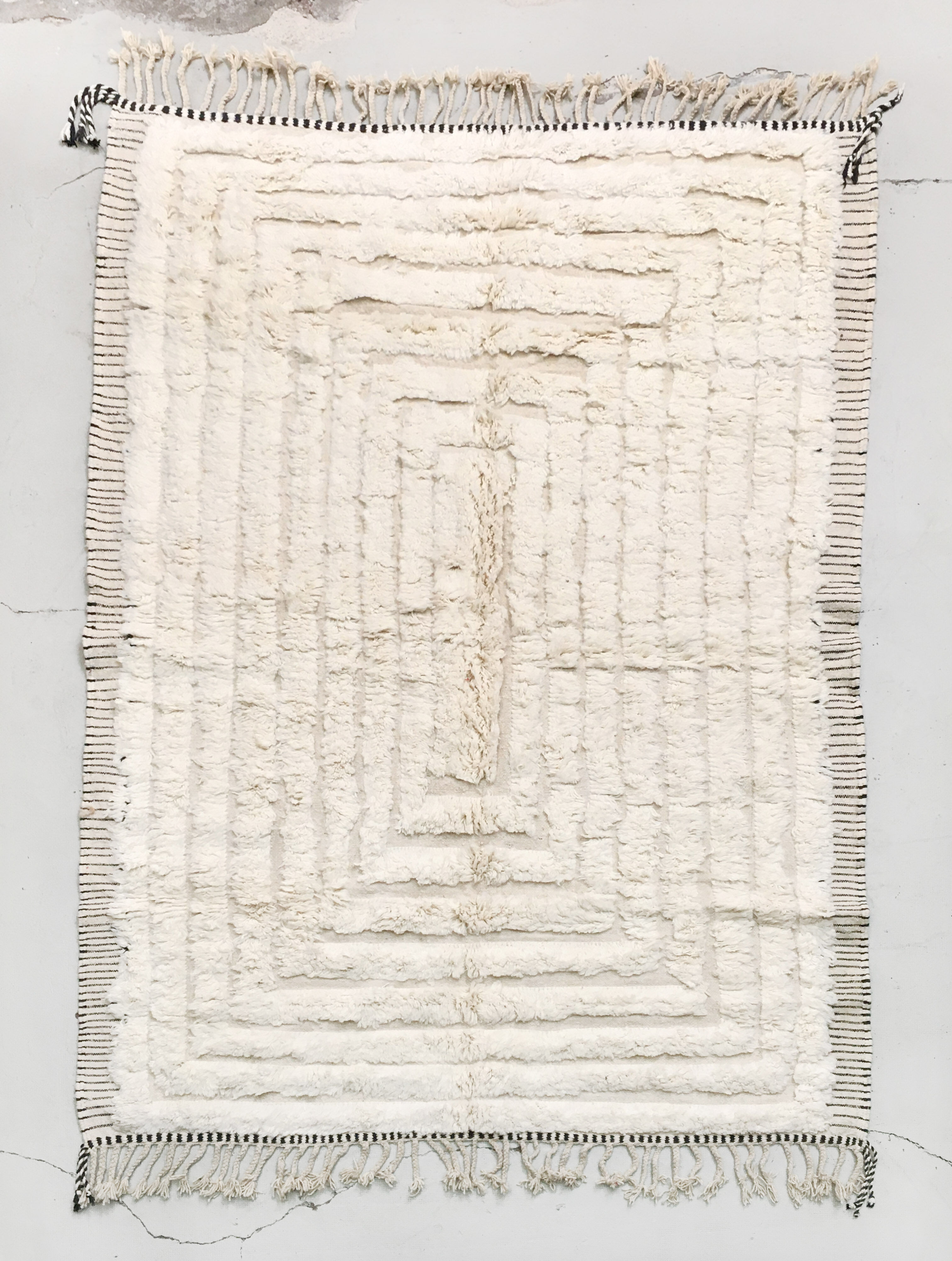 Moroccan Berber carpet beni ouarain unbleached plain with engraved pattern 300x216cm