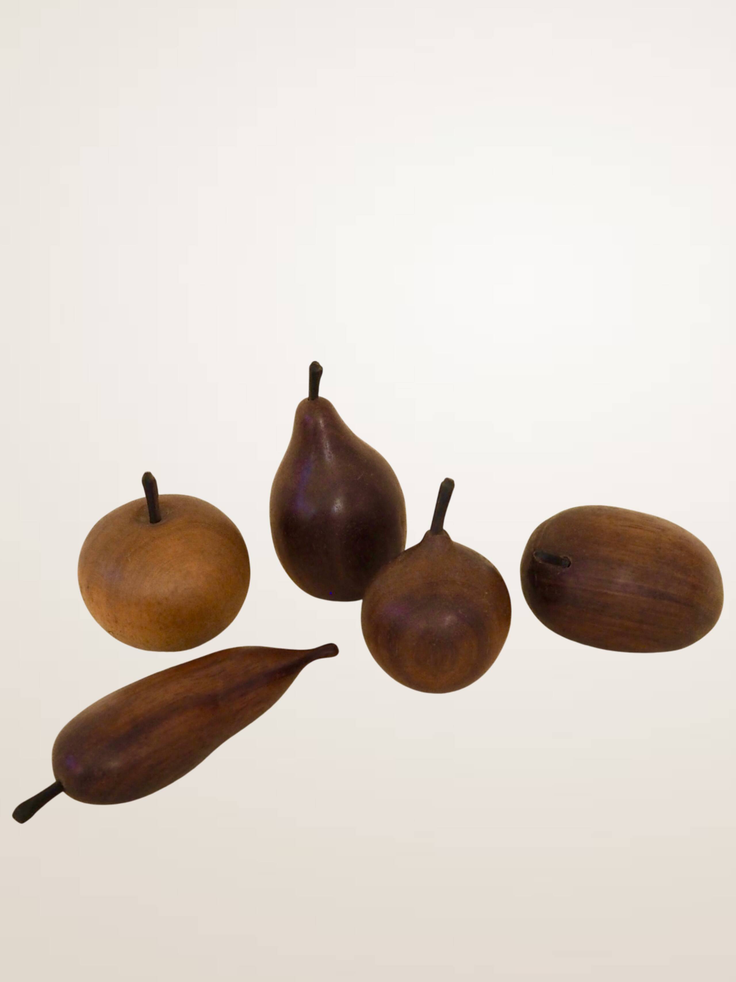 Ensemble de cinq fruits décoratifs en teck
