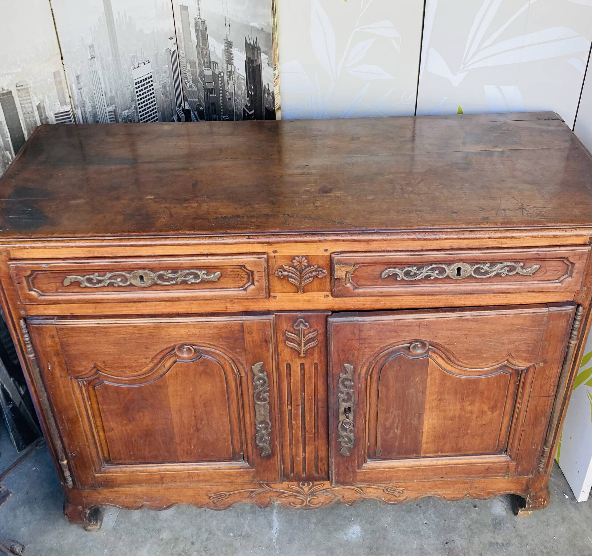 Louis XV style buffet from the 19th century in solid fruitwood with dowelled joints.
