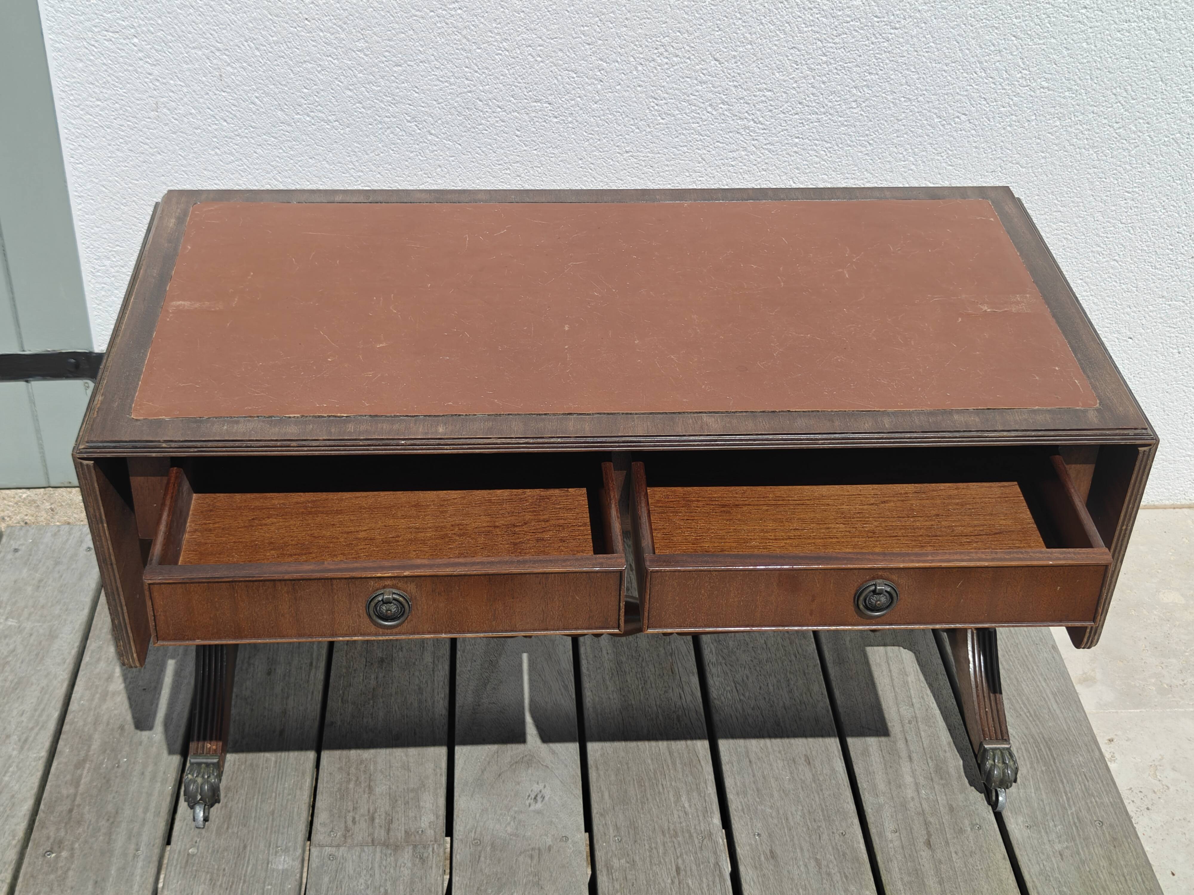 Elegant vintage coffee table, Regency style, in mahogany finish.
