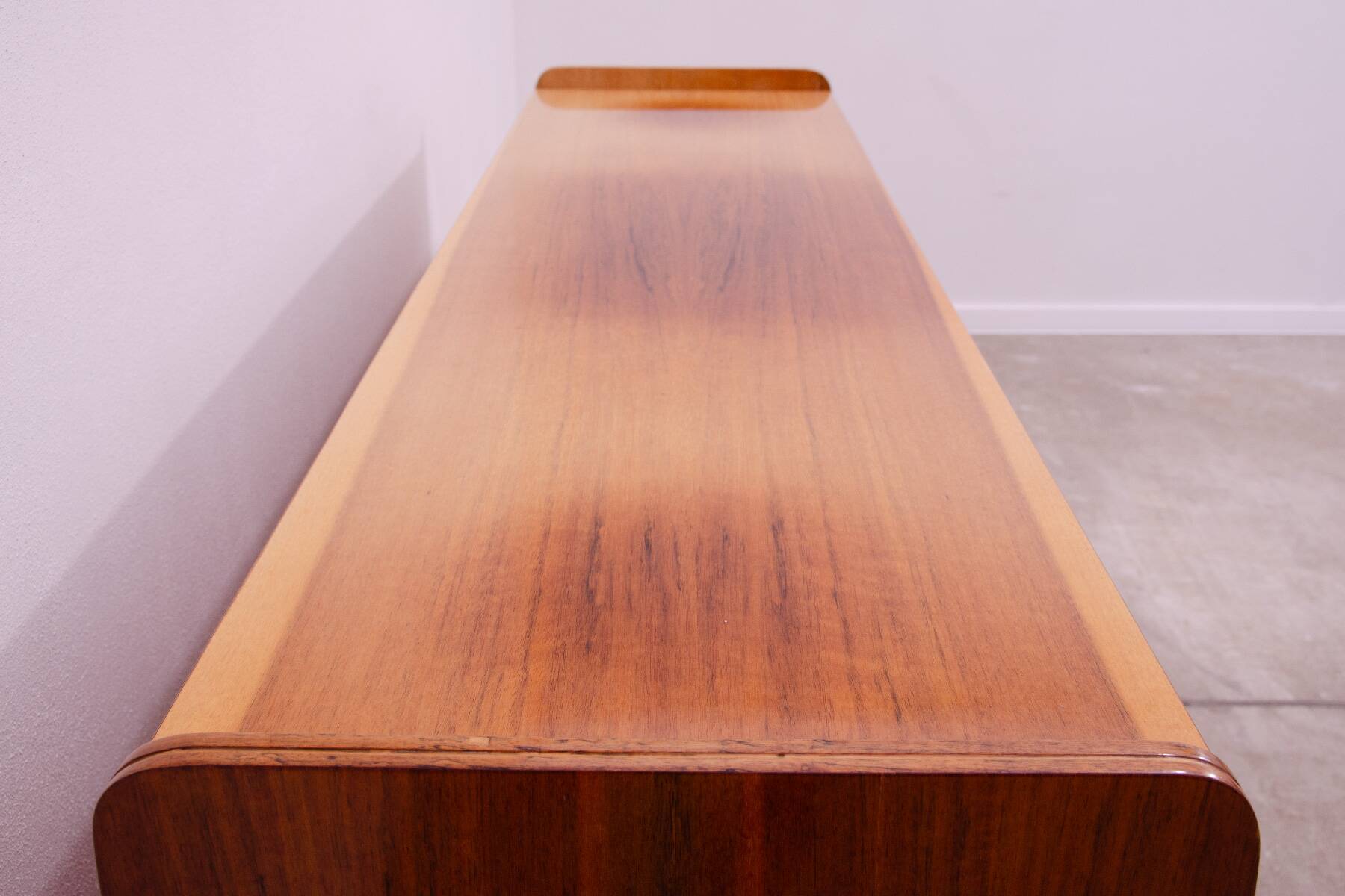 Commode moderne du milieu du siècle en noyer par František Jirák, années 1960, Tchécoslovaquie