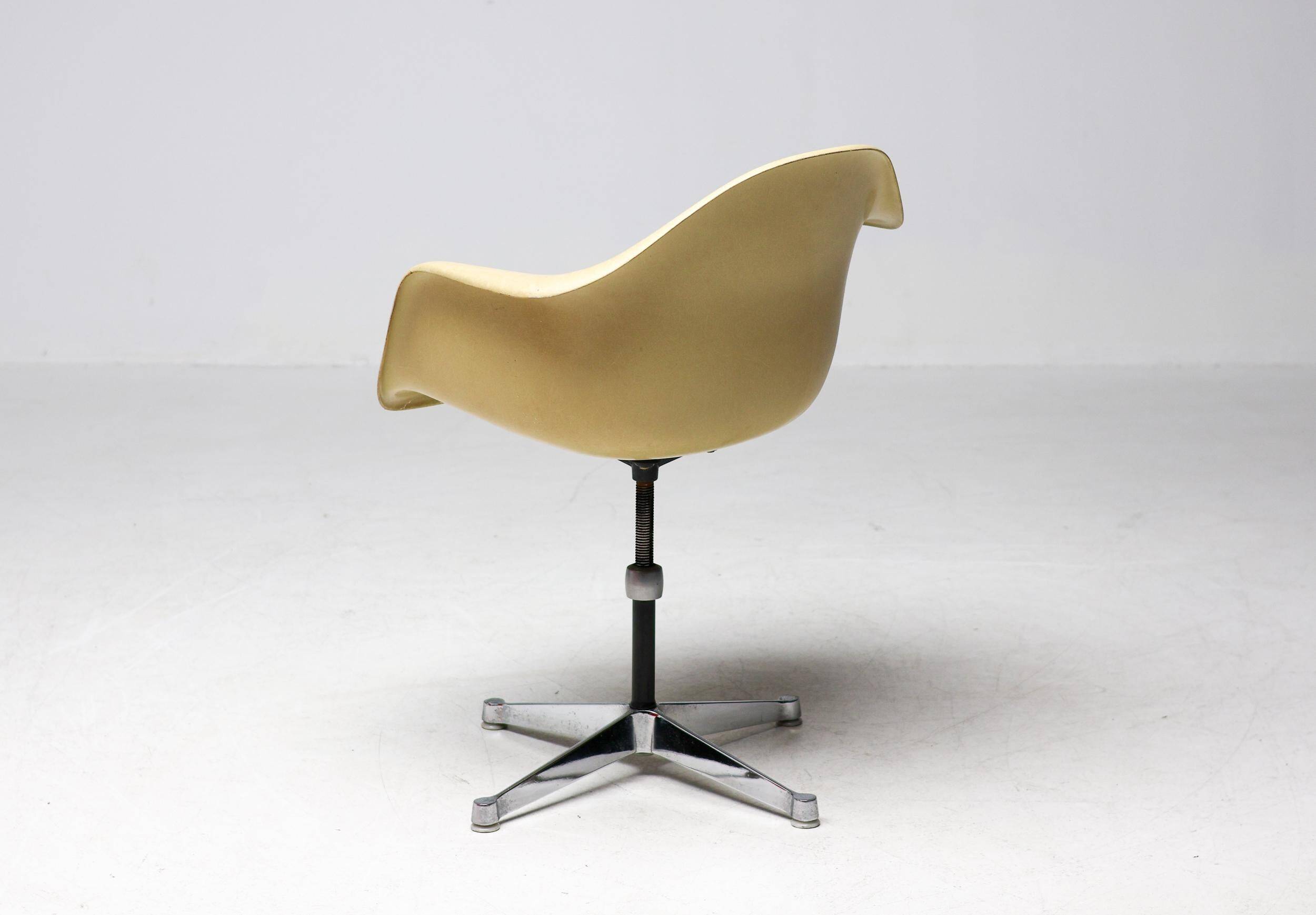 Chair based on the contract by Charles and Ray Eames for Herman Miller.