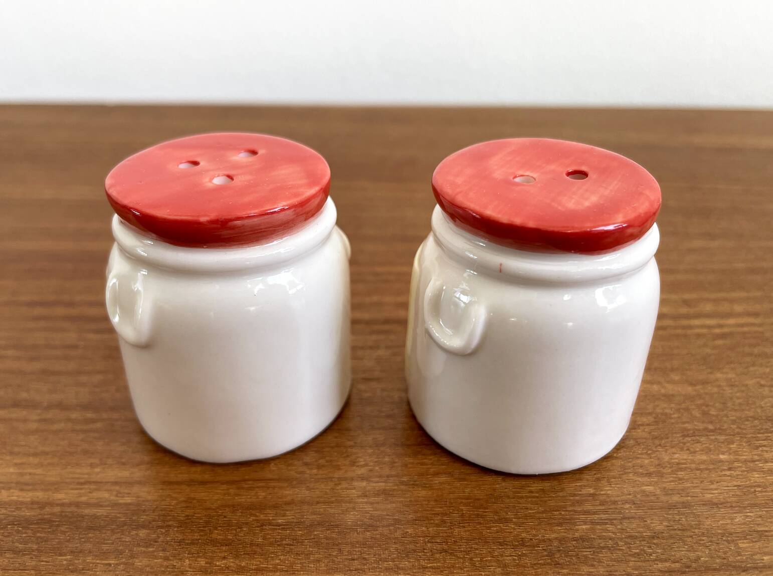 Salt and pepper shakers in the shape of milk cans with a cow on it, dutch vintage ceramic tableware