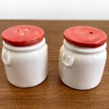 Salières et poivrières en forme de bidons de lait avec une vache dessus, vaisselle en céramique vintage hollandaise