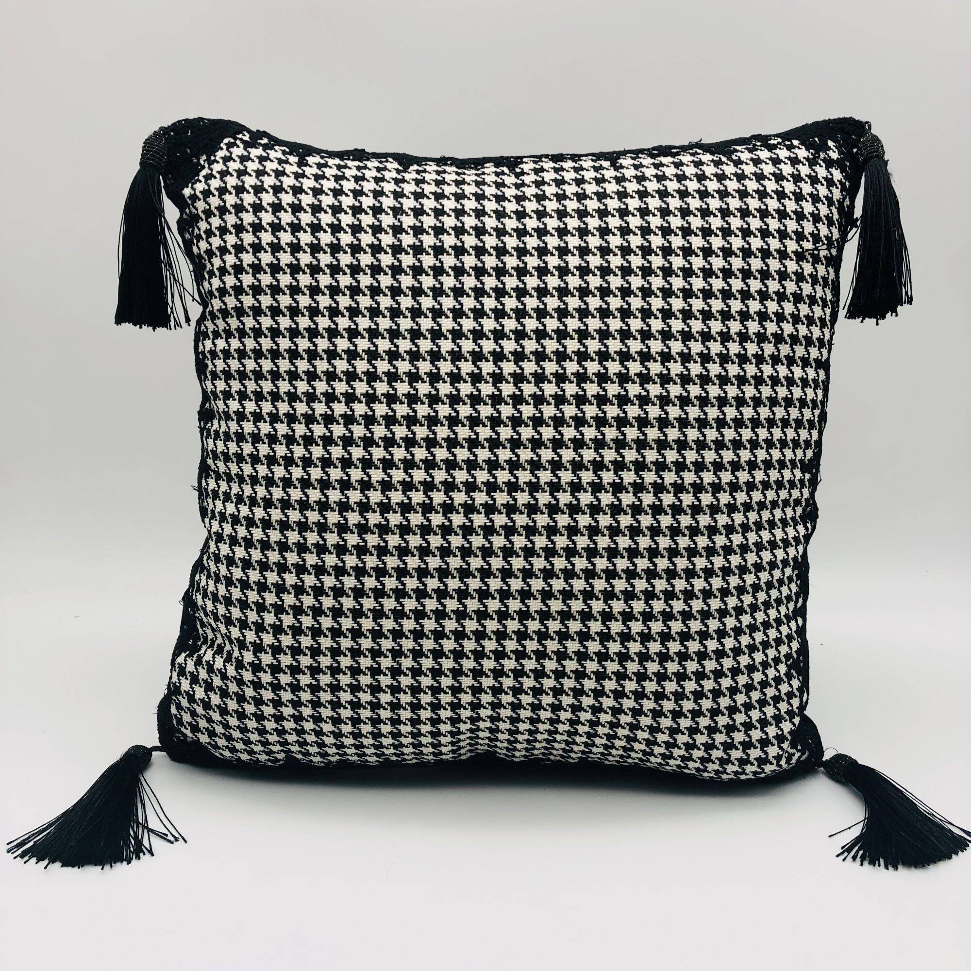 Square cushion, cover and insert, black and white. Model "Tatiana".