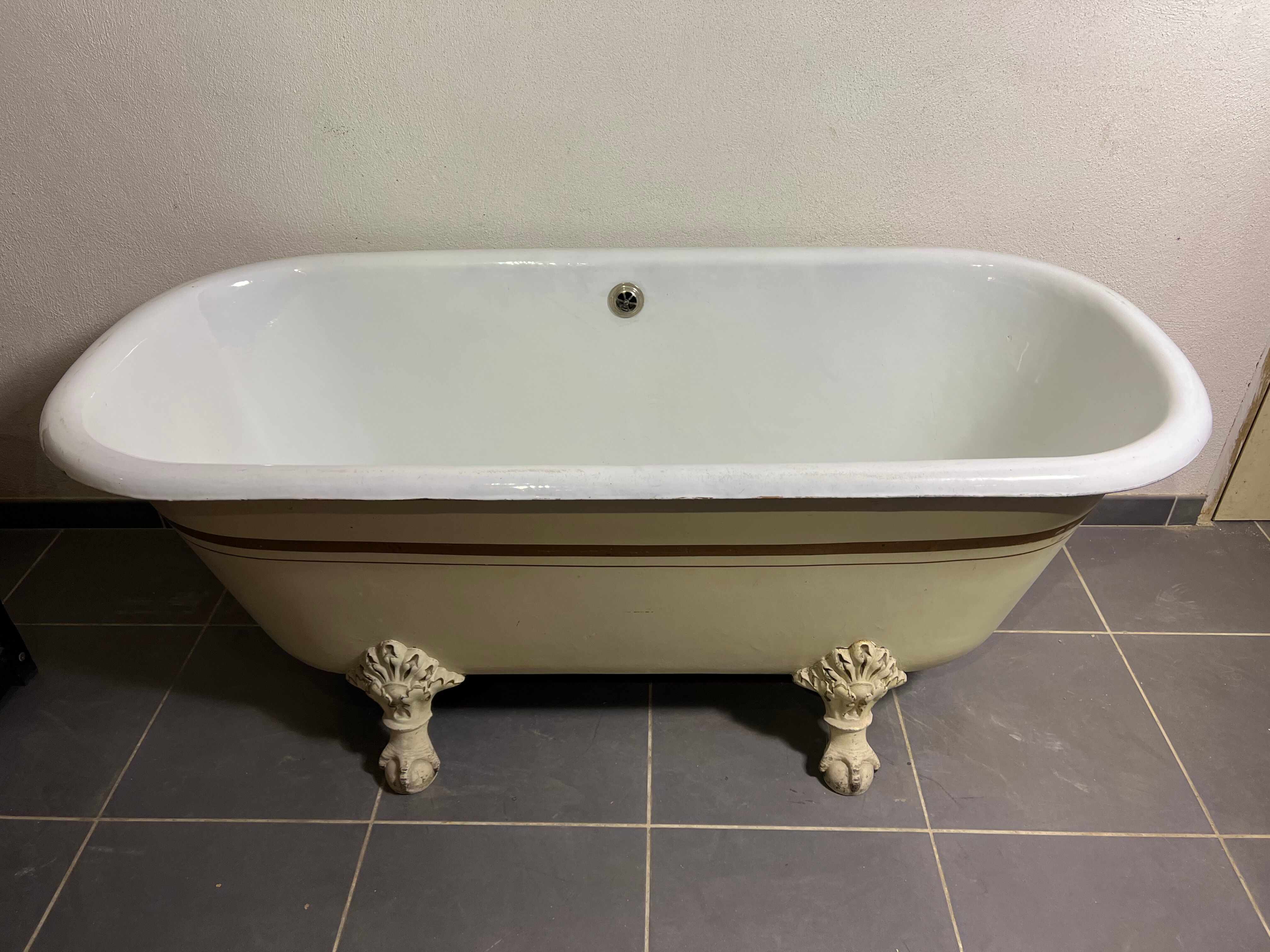 Cast iron bathtub