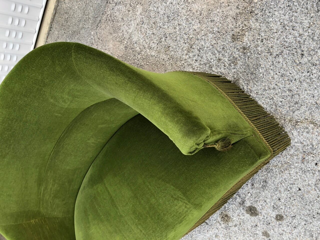 Toad sofa in green velvet