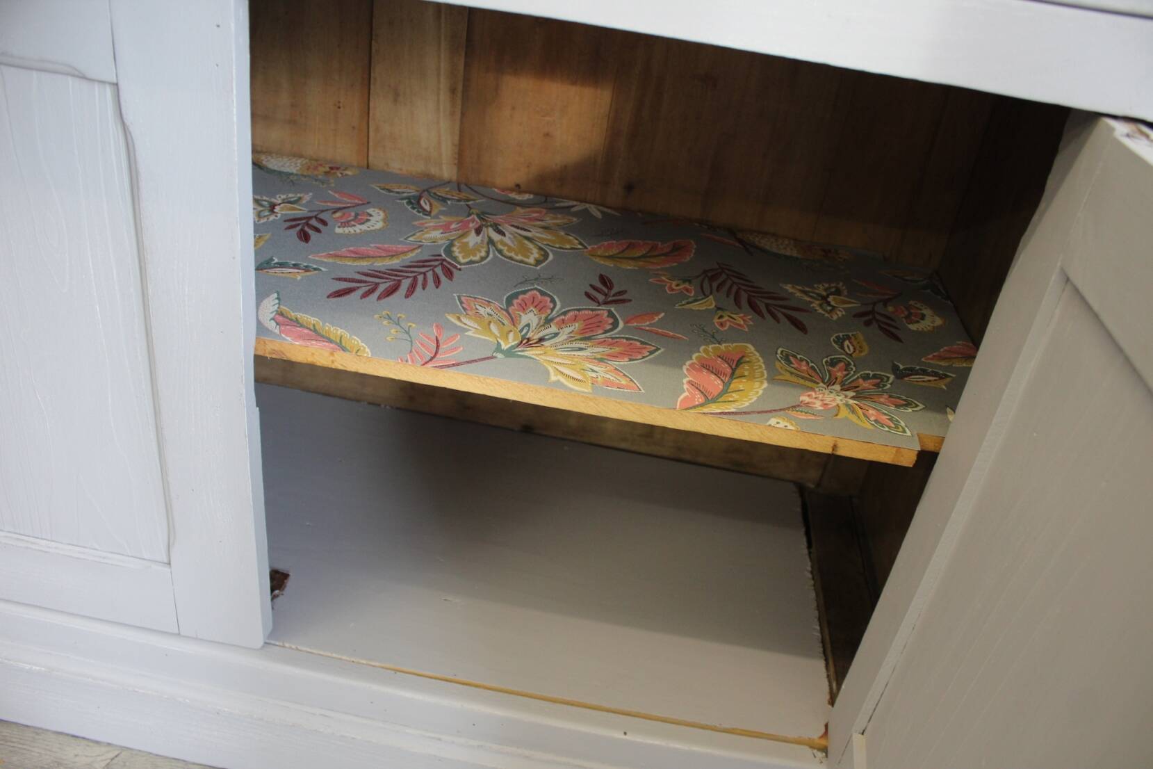 Parisian buffet with 2 doors and 2 drawers in patinated grey.