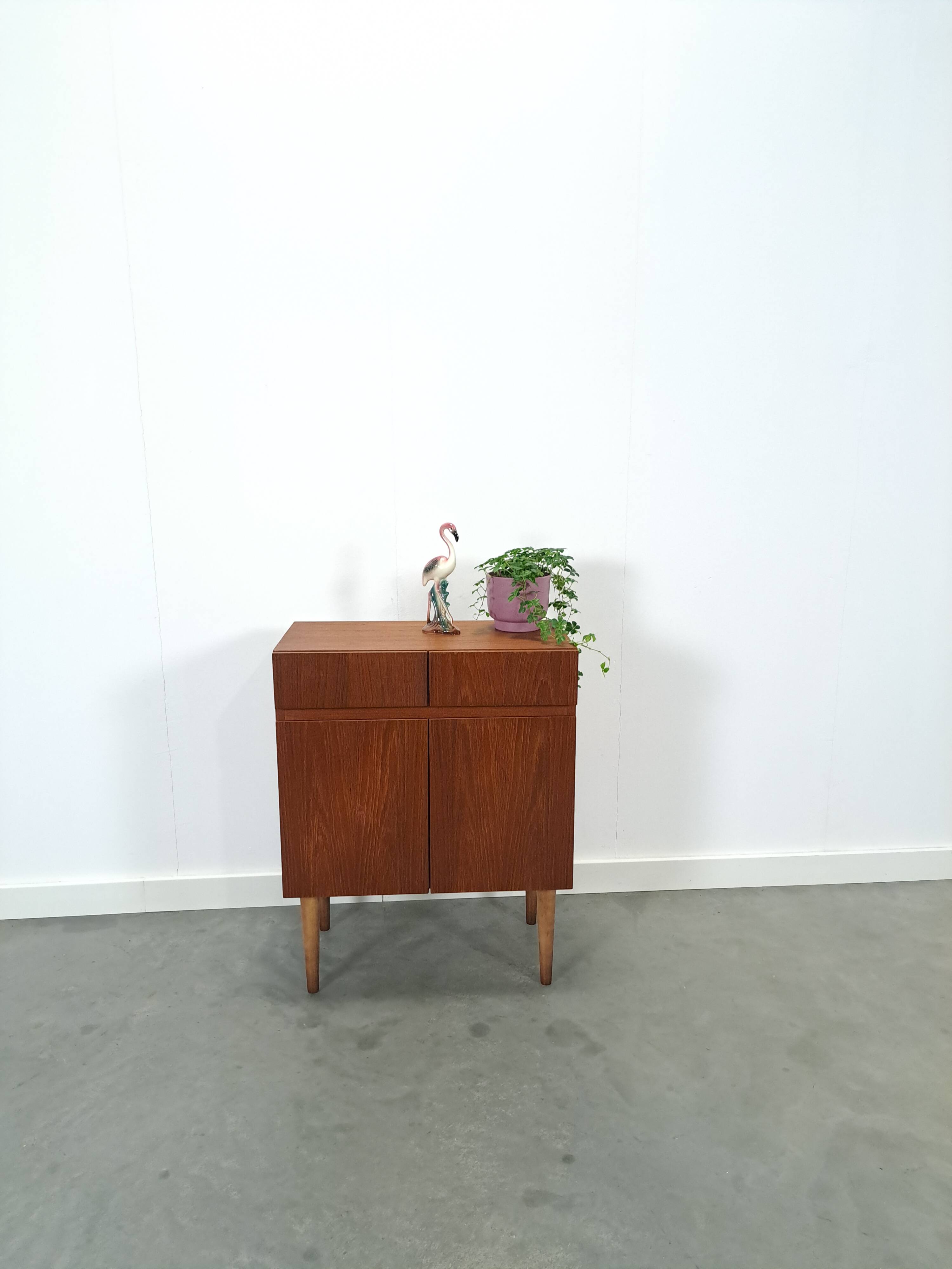 Teak fineer kastje met lades, nr. 2