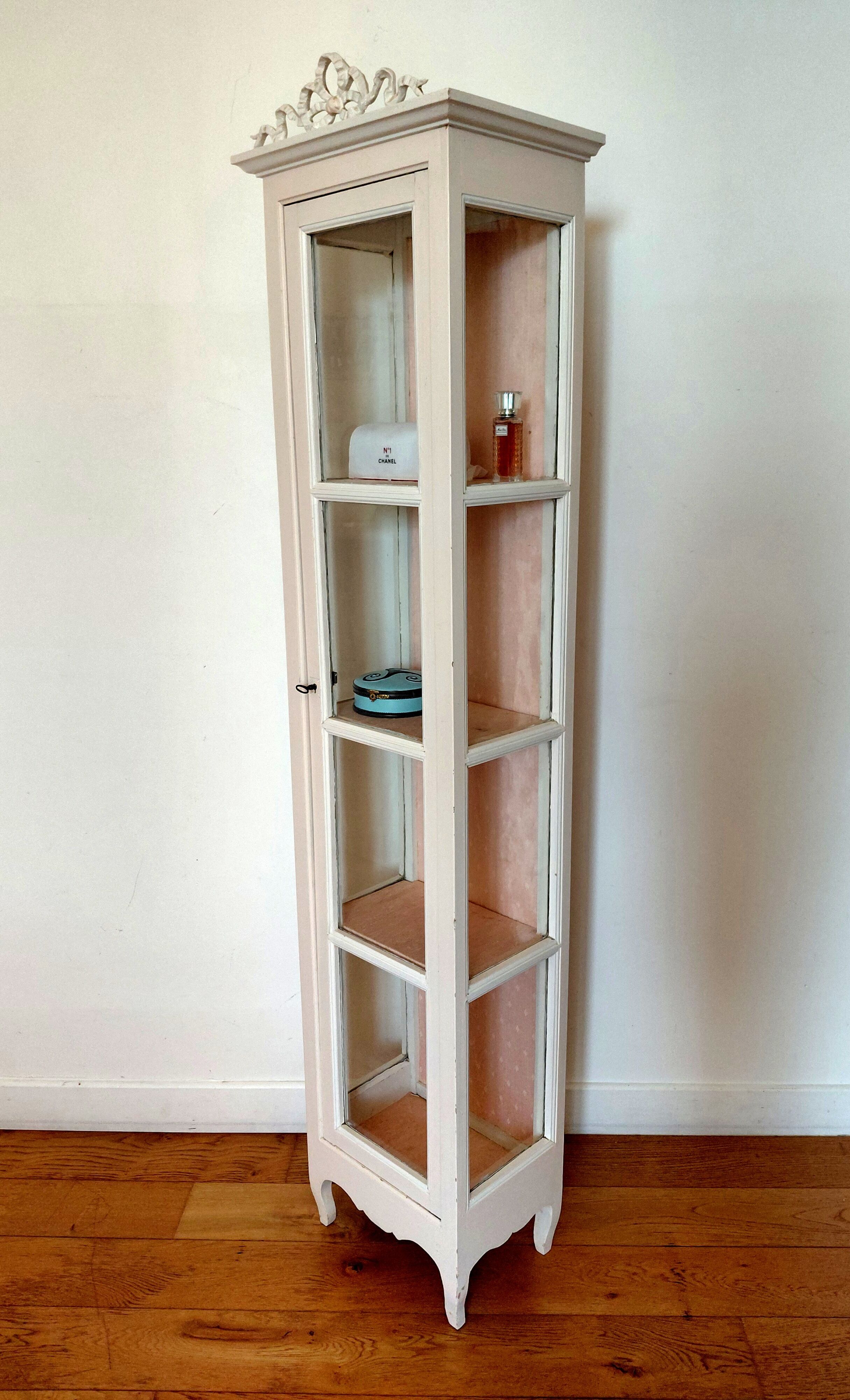 Vitrine ancienne patinée blanc cassé