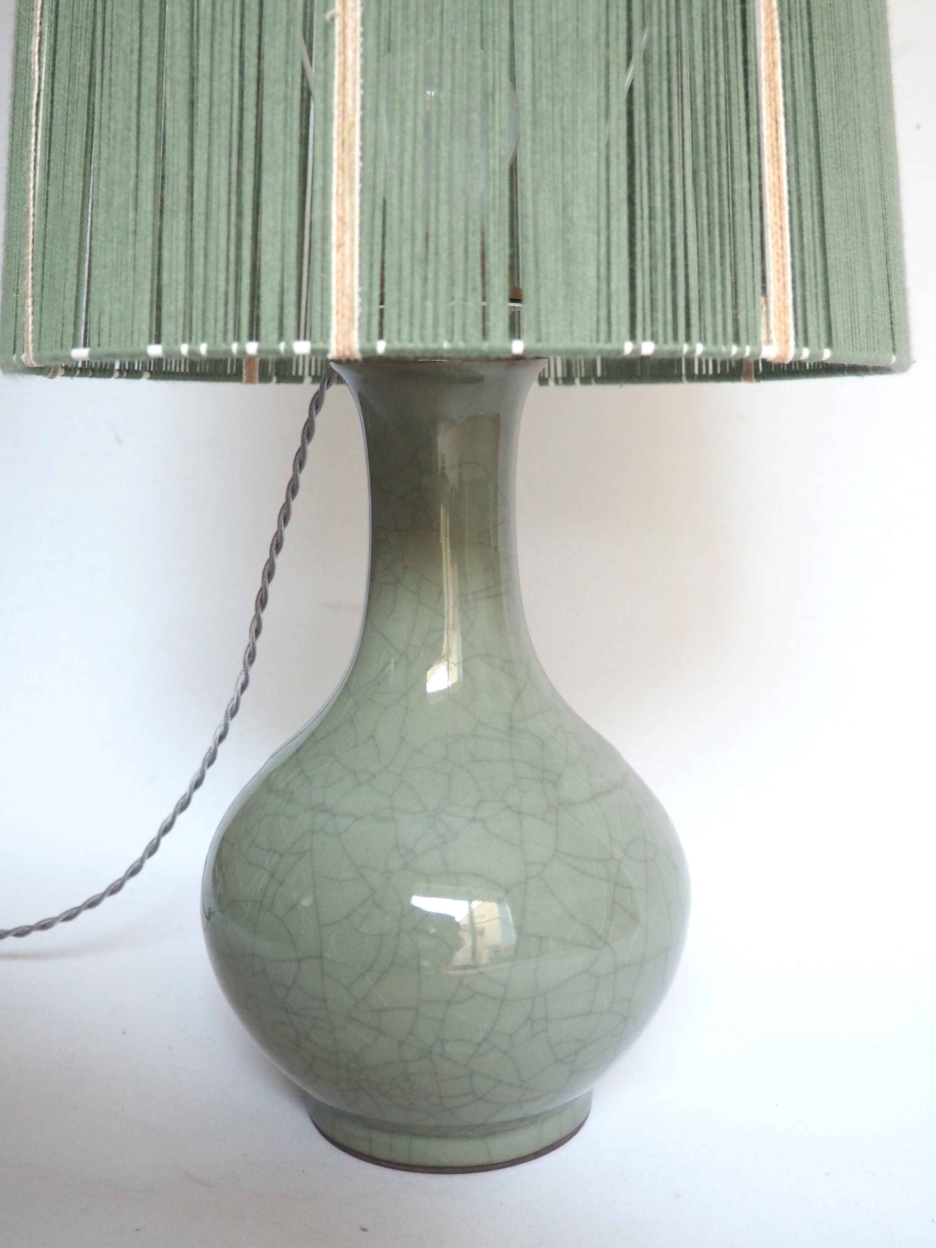 Large ceramic lamp with wire shade