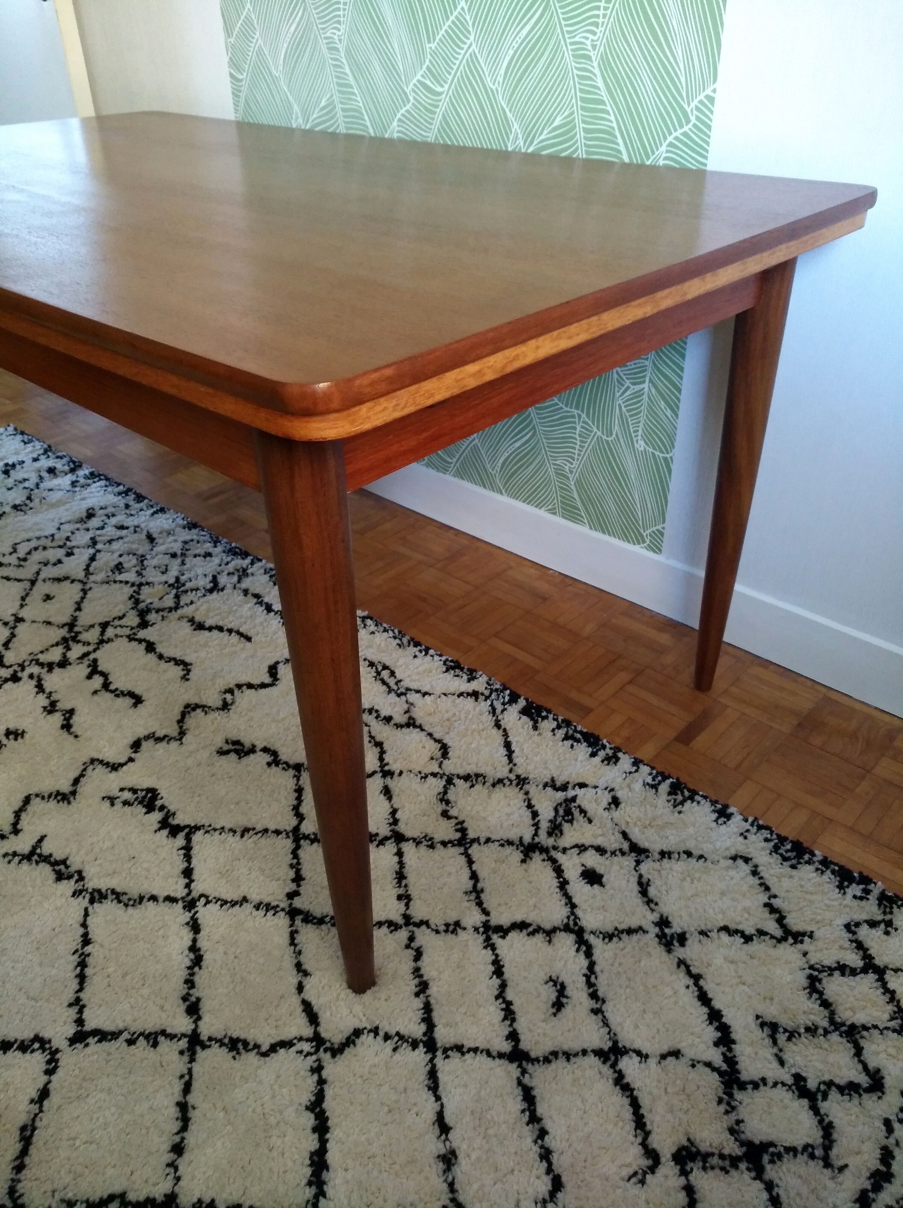 Scandinavian extendable table