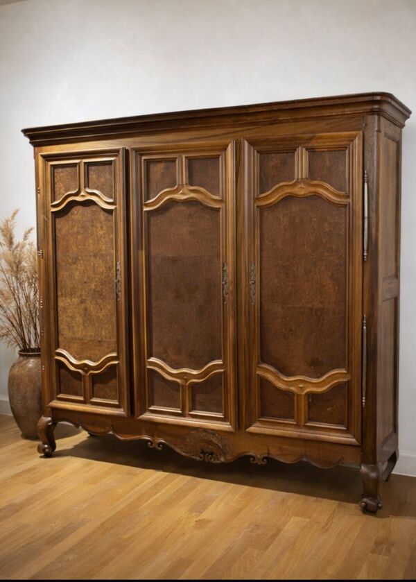 Armoire ancienne Louis XV en noyer – France, fin XVIIIᵉ siècle