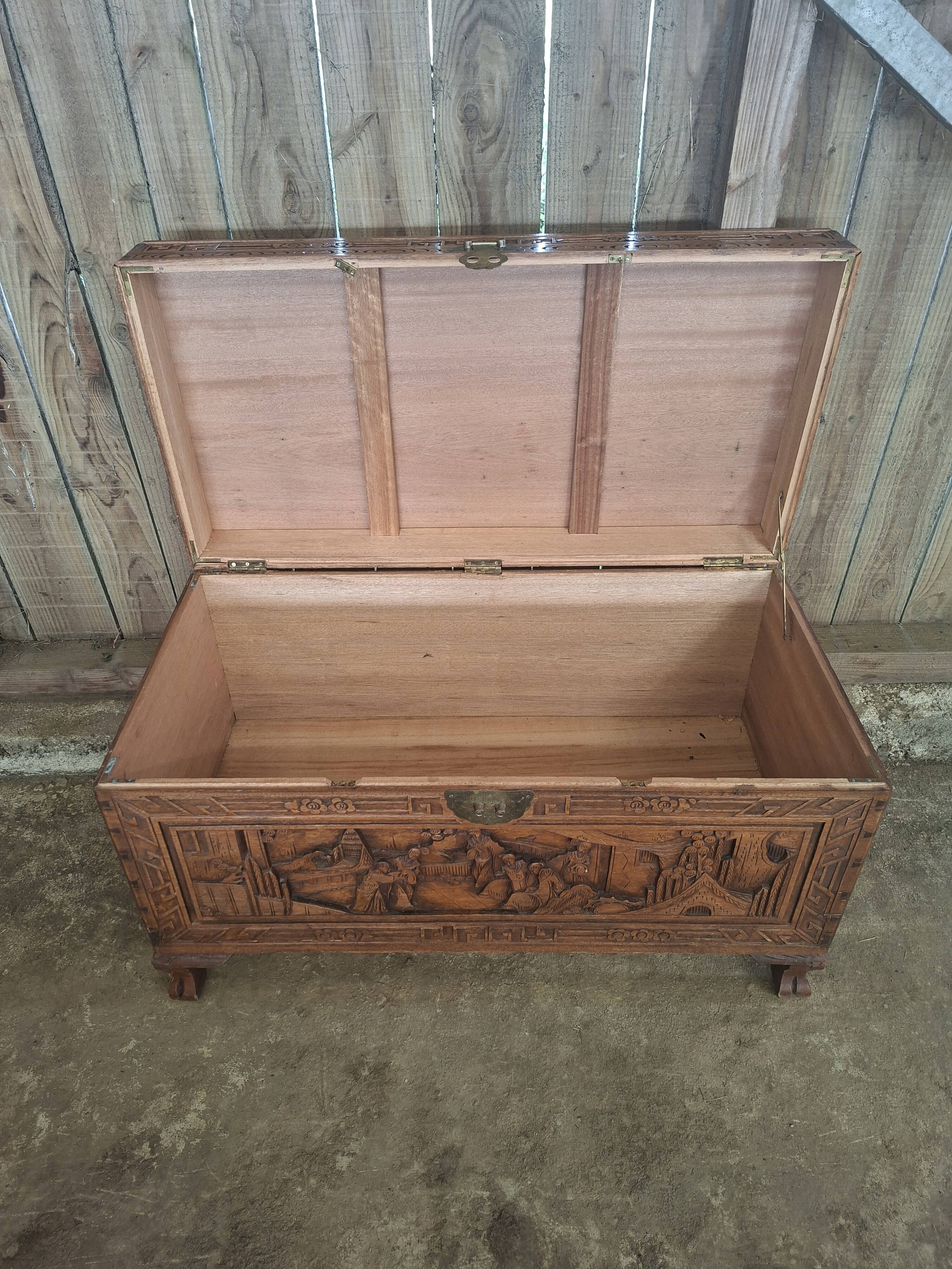 Asian chest from the 20th century made of camphor wood (omb)