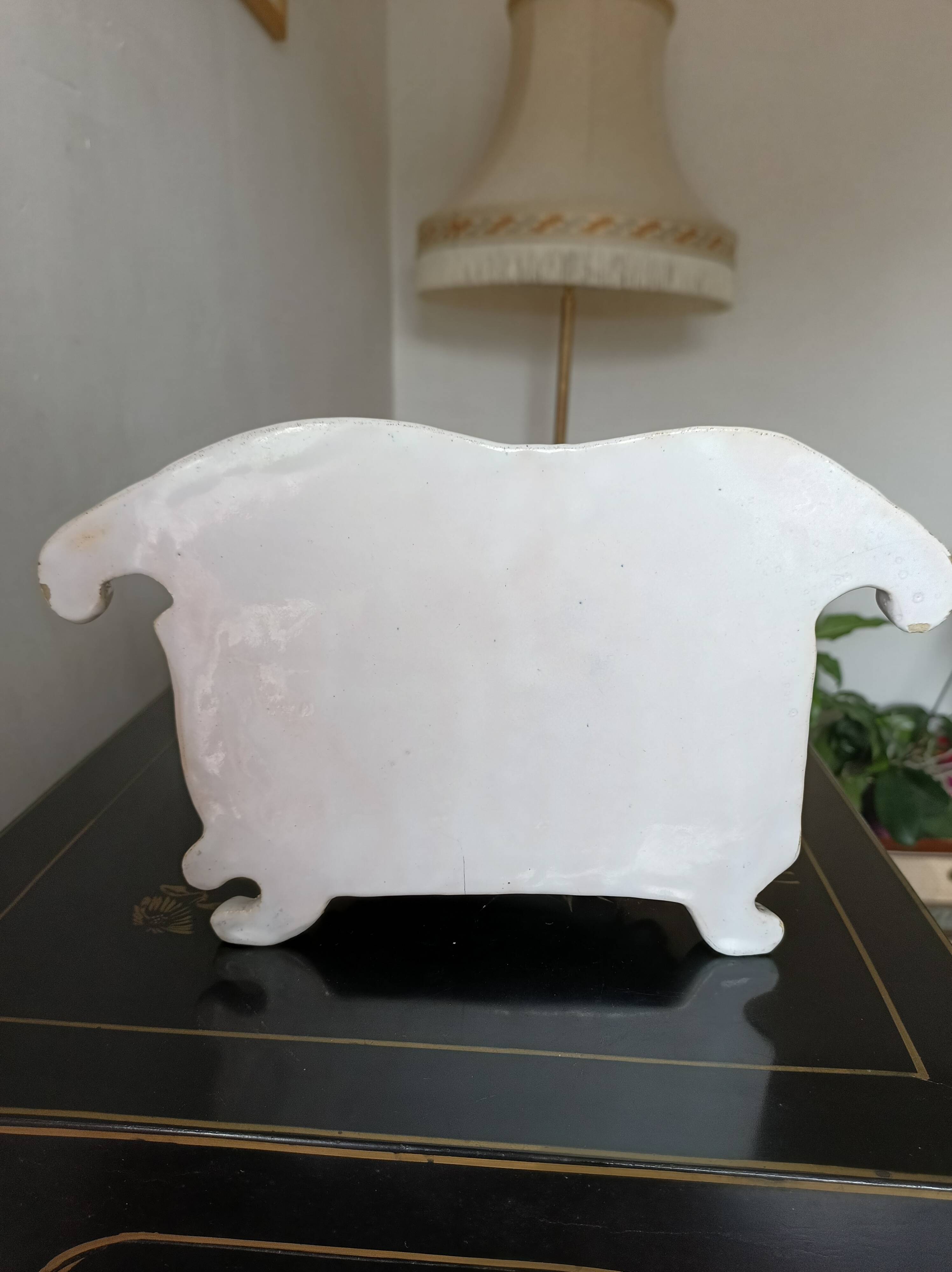 Small planter in Moustier/Rouen style from the 18th century.