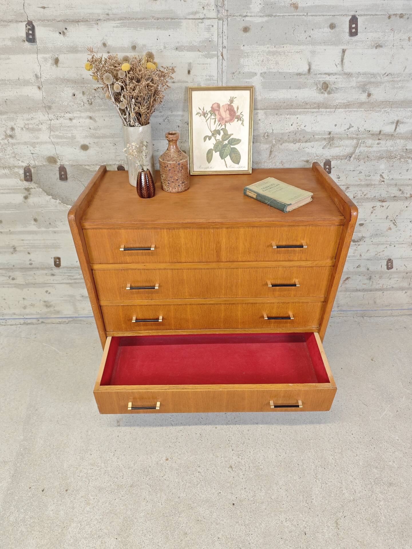 Vintage commode with tapered legs