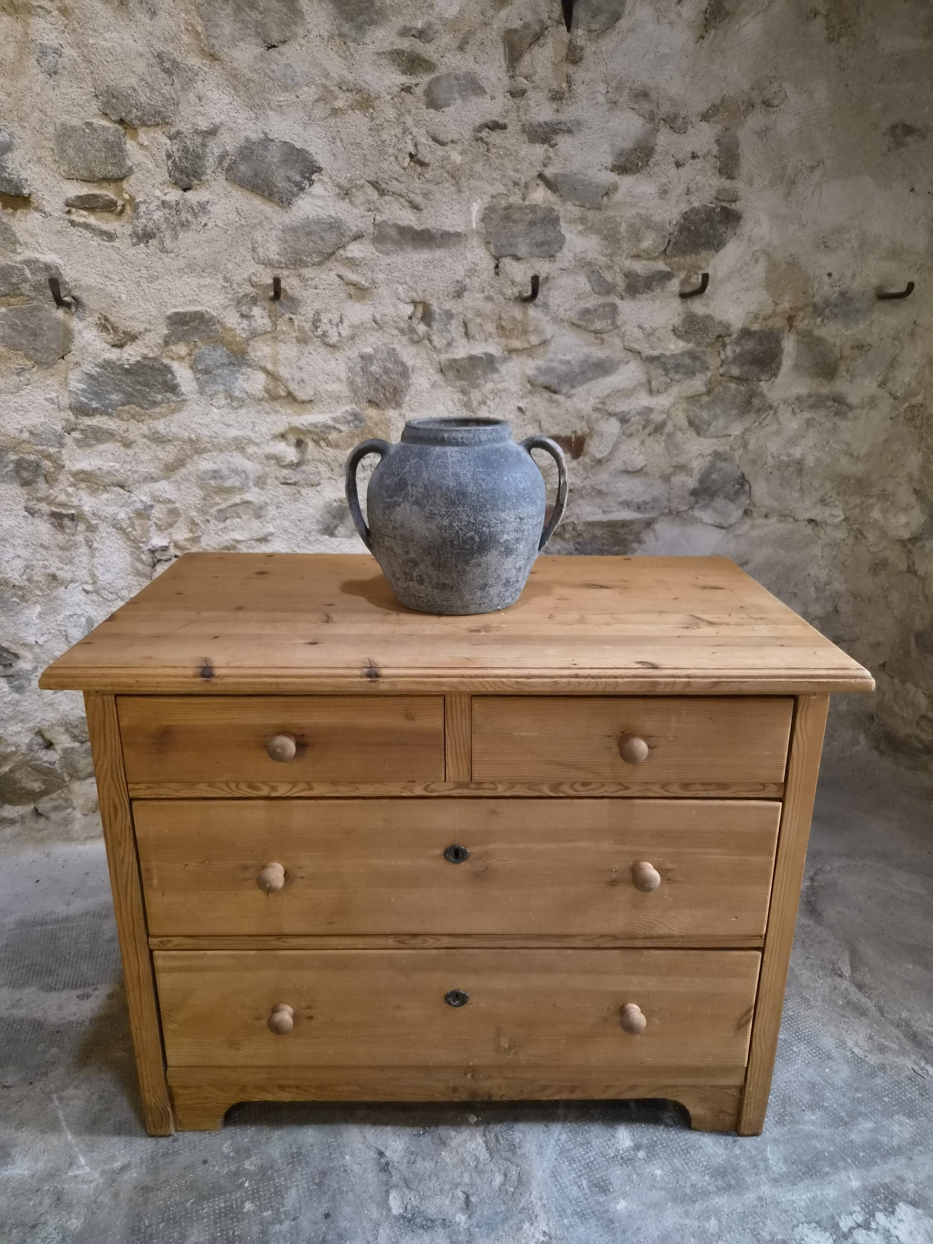 Commode ancienne rustique en pin, 4 tiroirs, vers 1880–1920