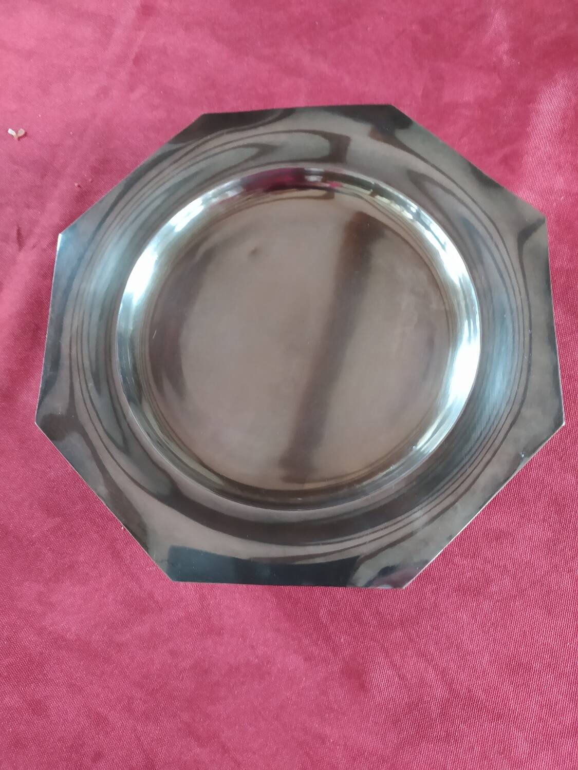 Assiette argentée sur pied.