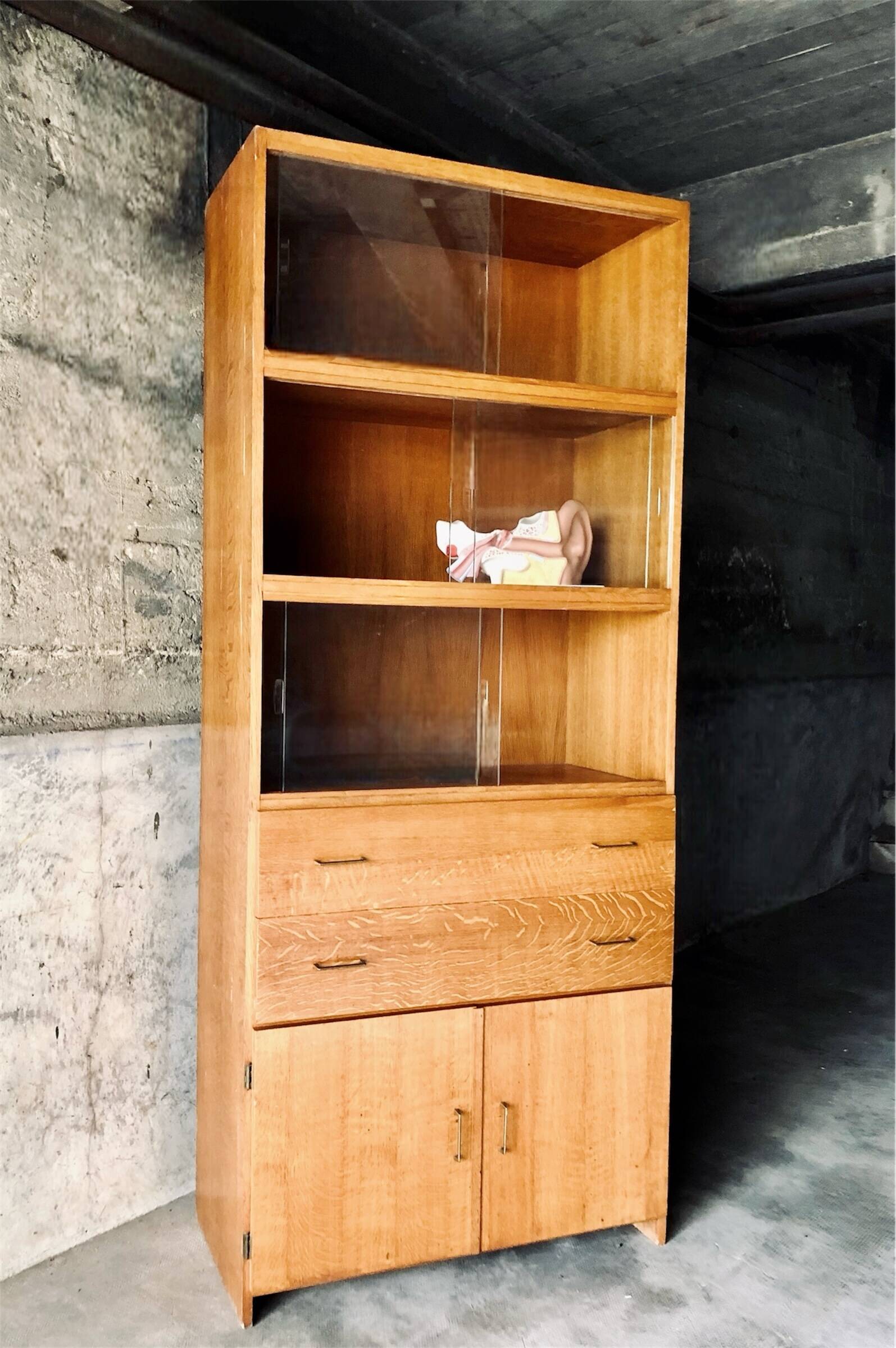 Display cabinet in Modernist style / mid-20th century