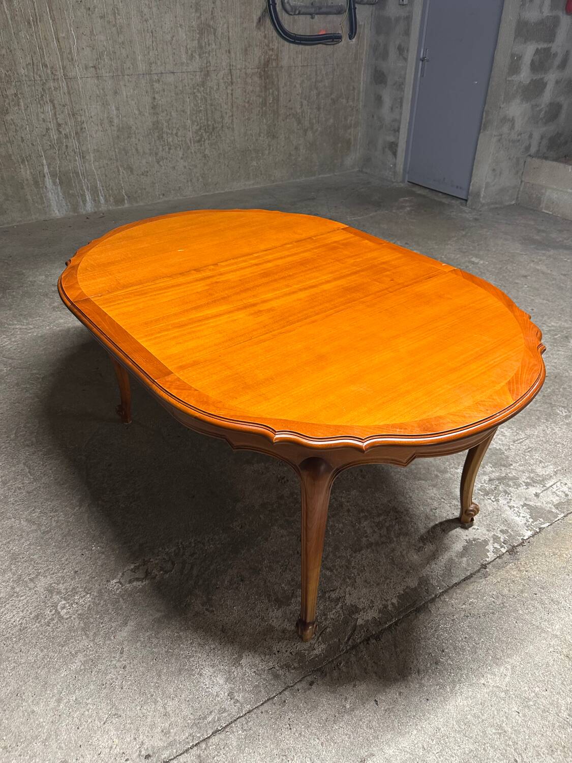 Round extendable dining table in Regency style M