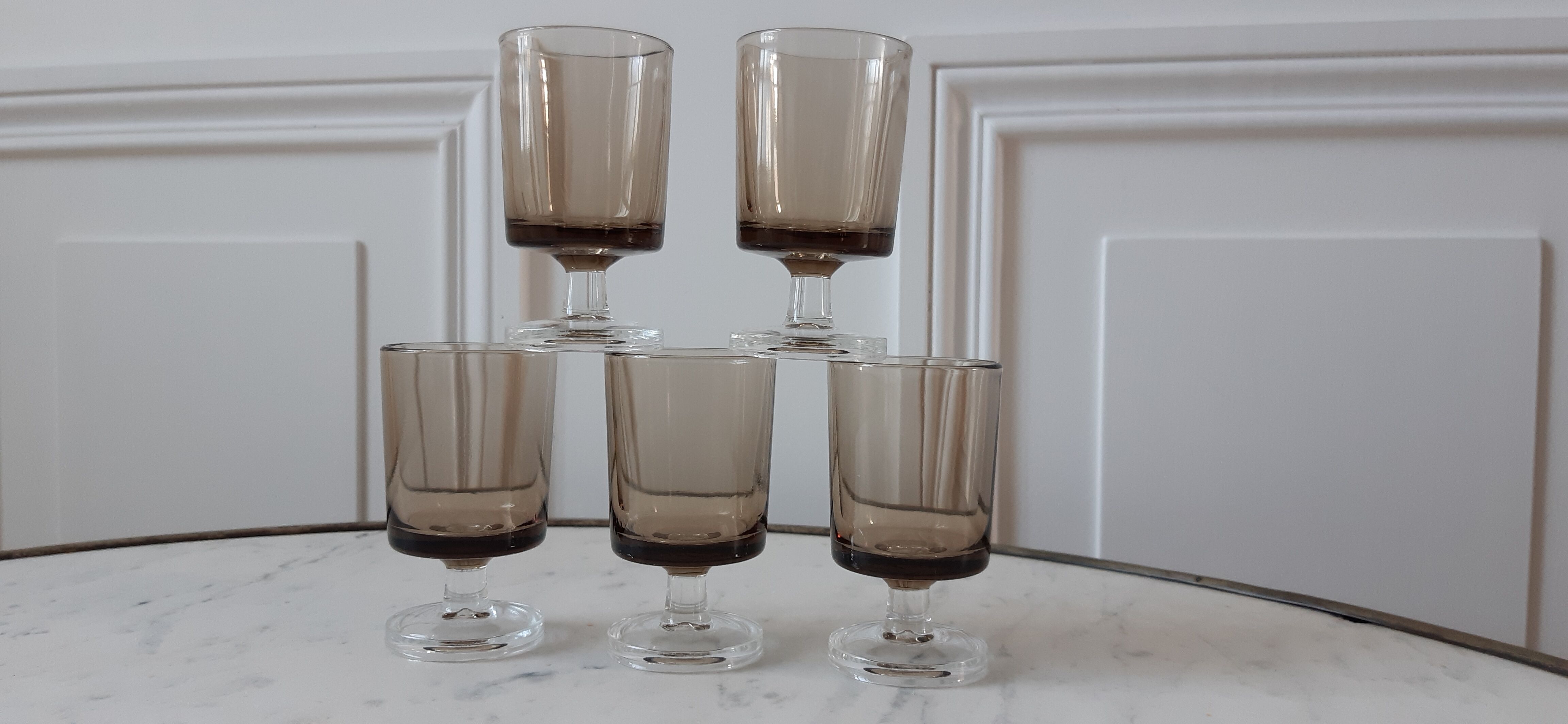 Set of 5 small glasses in smoked glass Made in France 70s