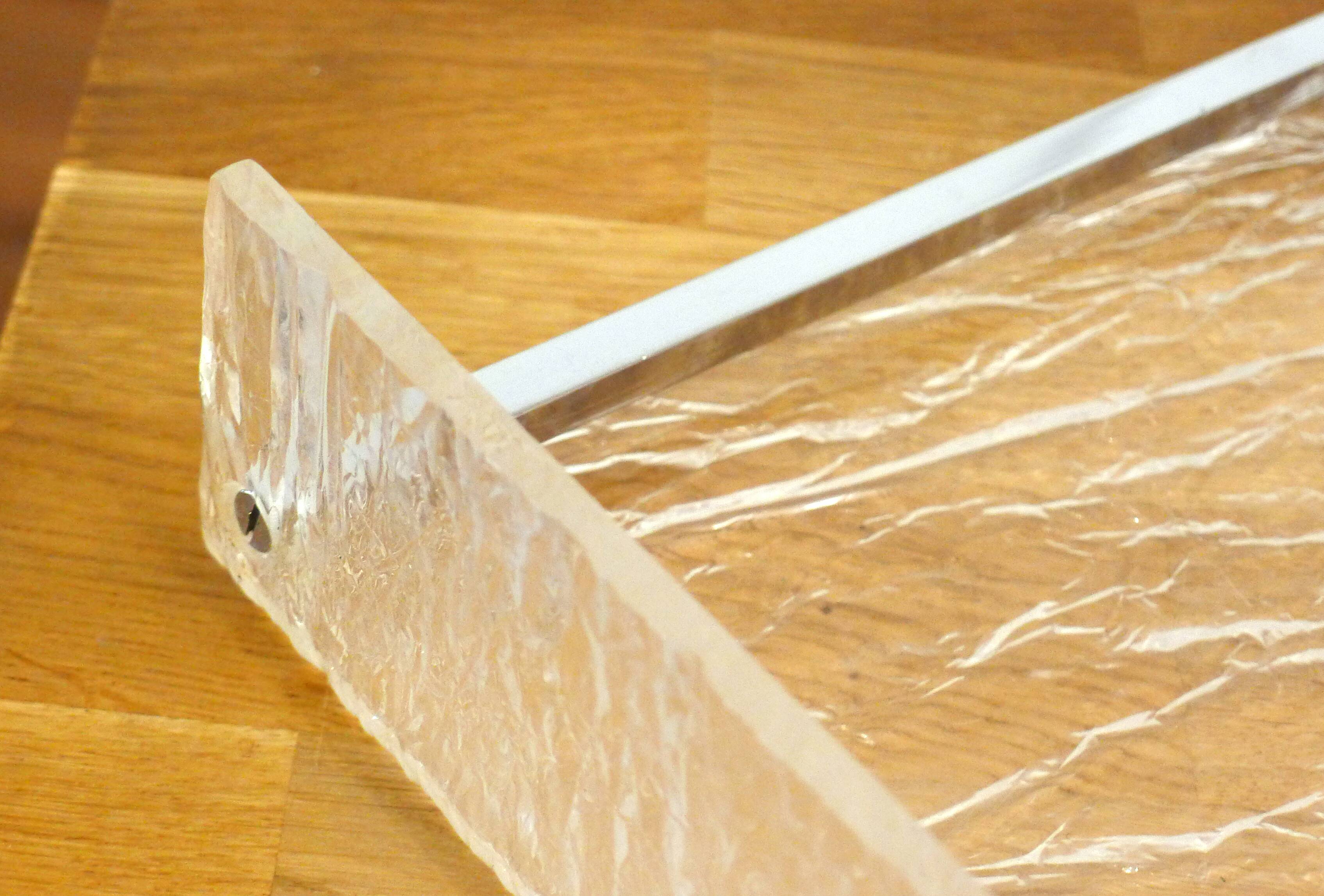 Large plateau 1970s in crumpled/frosted plexiglass & chrome strips