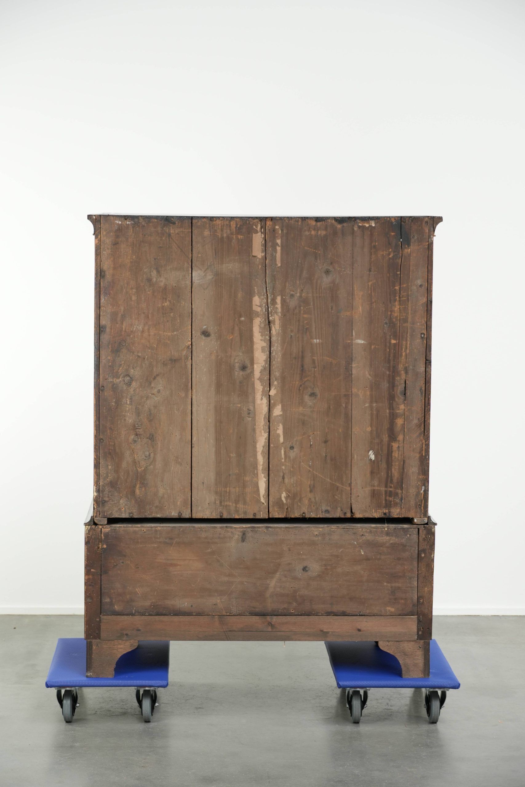 Large antique English oak double chest of drawers from the 18th century