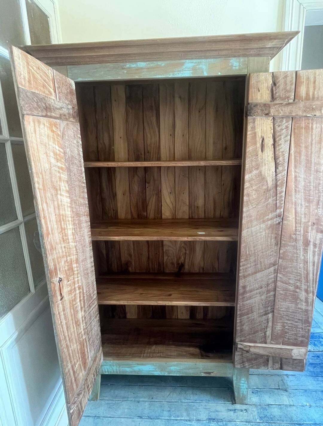 Armoire rustique brésilienne avec patine turquoise - Oficina de Agosto
