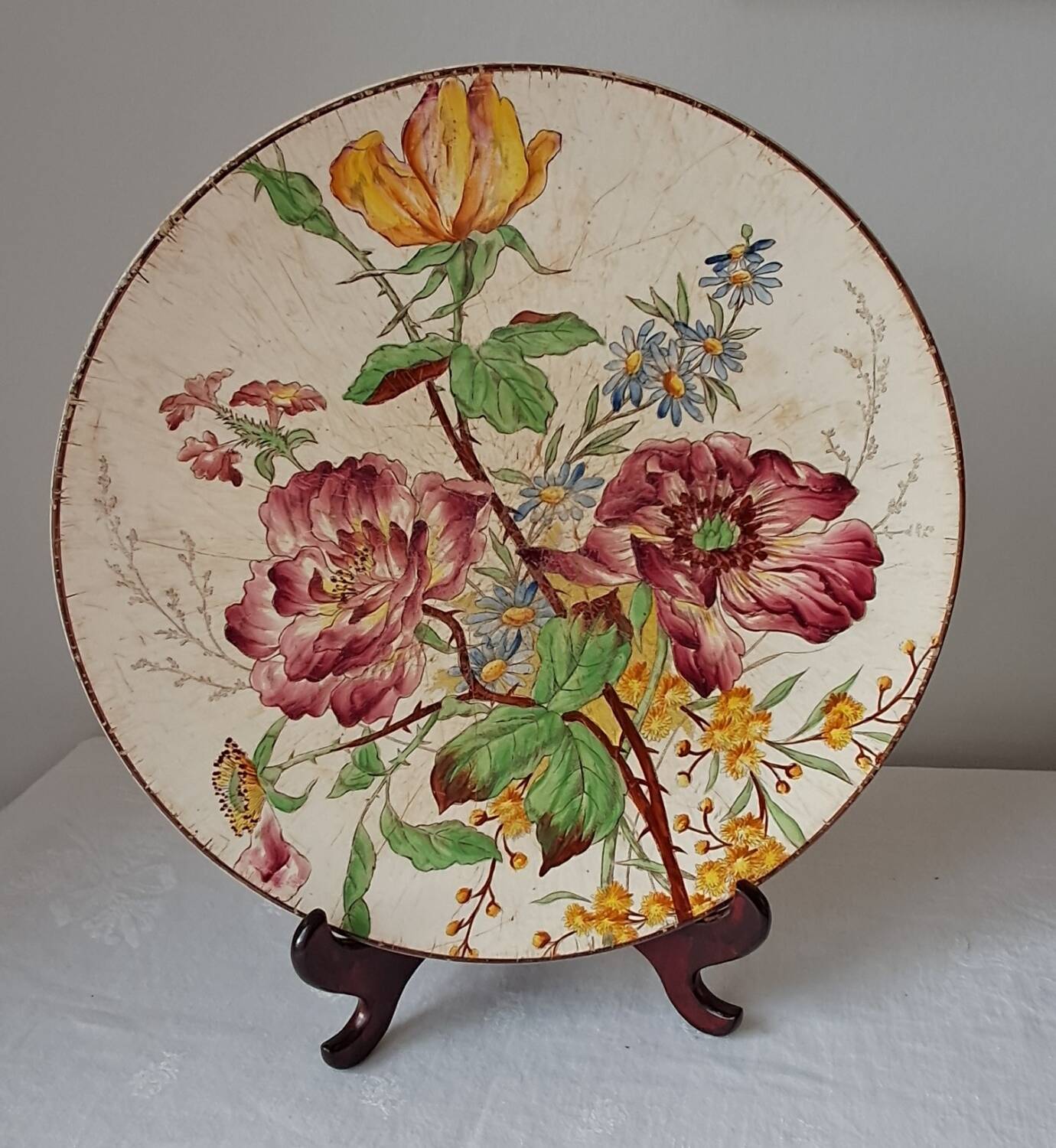 Plat Terre de fer Longchamp. Fin 19ème. Décor de fleurs
