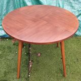 Round table resting on 4 unscrewable legs