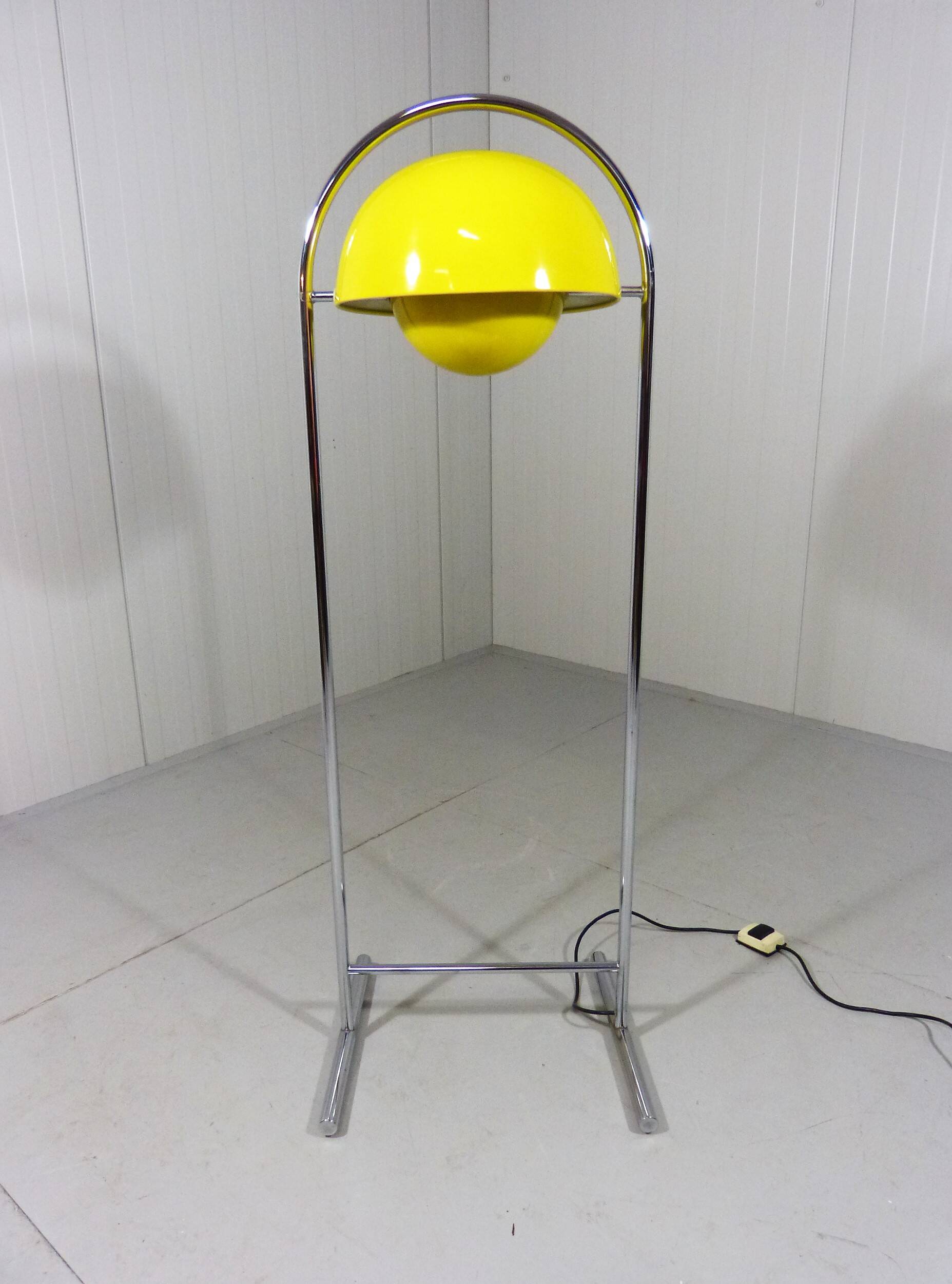 Cosack yellow flowerpot floor lamp 1960-70’s