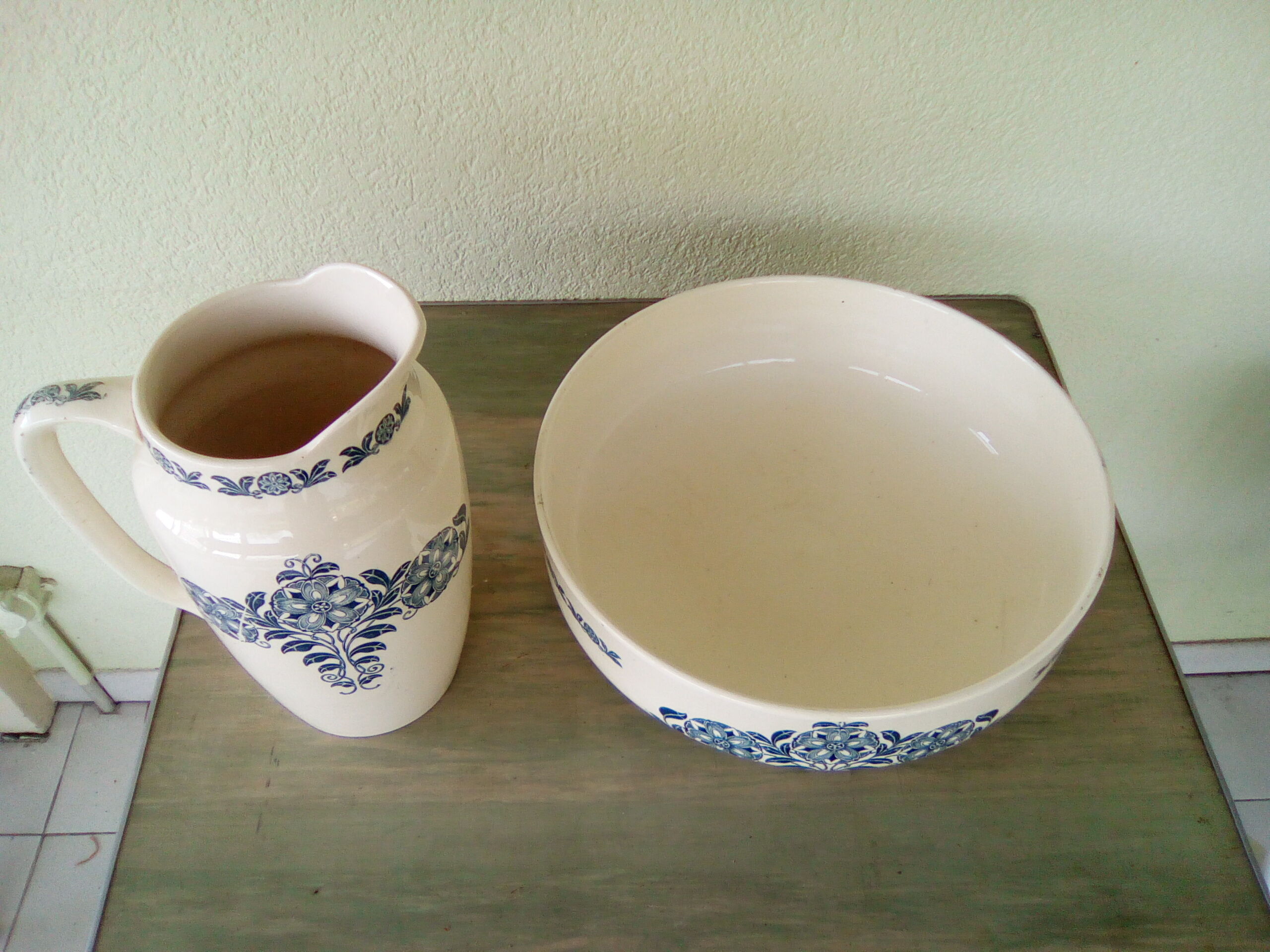 Toilet set of the 30s faiencerie of Longchamp model Florida